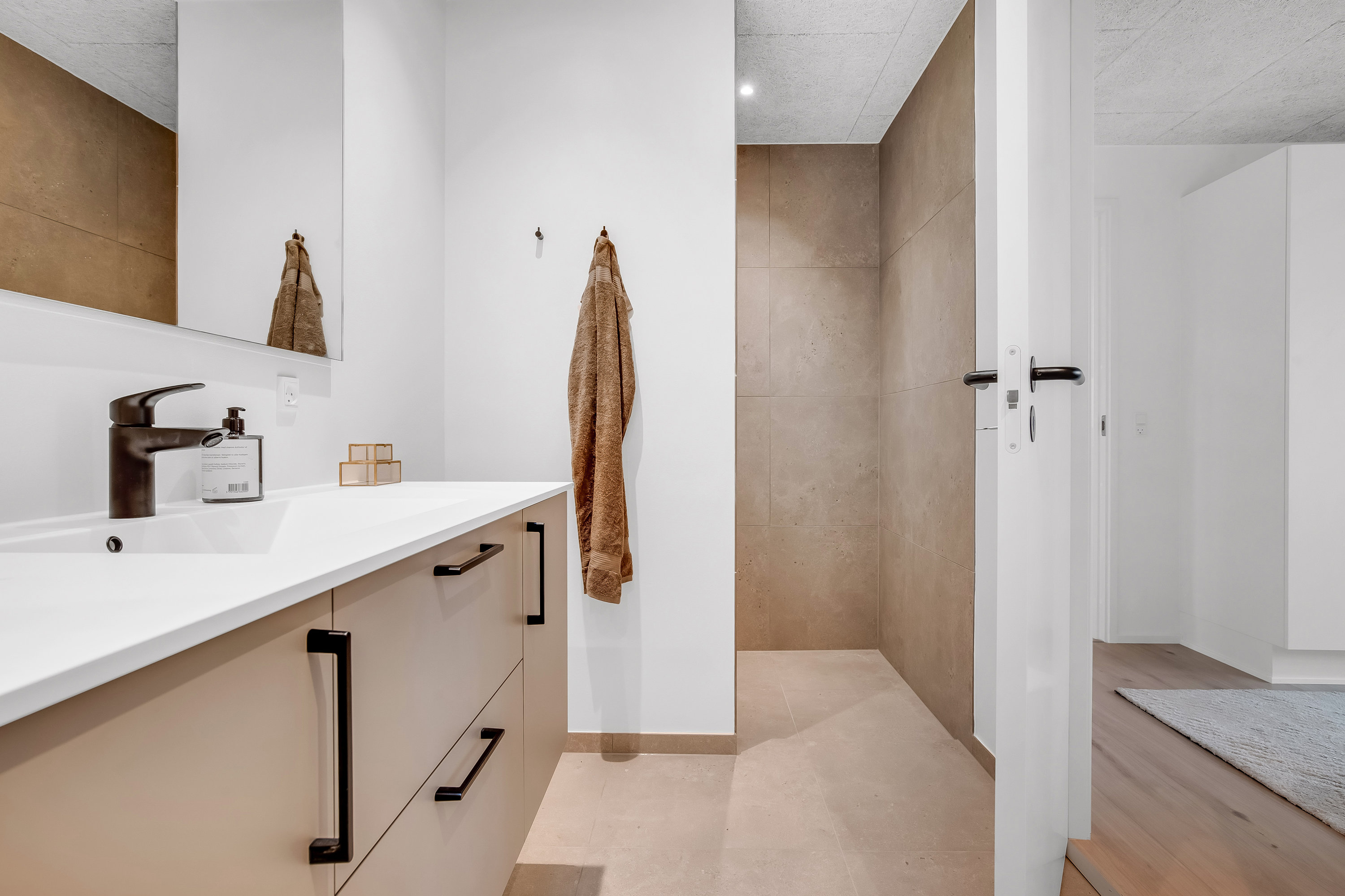 Fremhævet badeværelse billede i fuldskærmstilstand. Billede af Råbukken 12, Halgårde, 7500 Holstebro