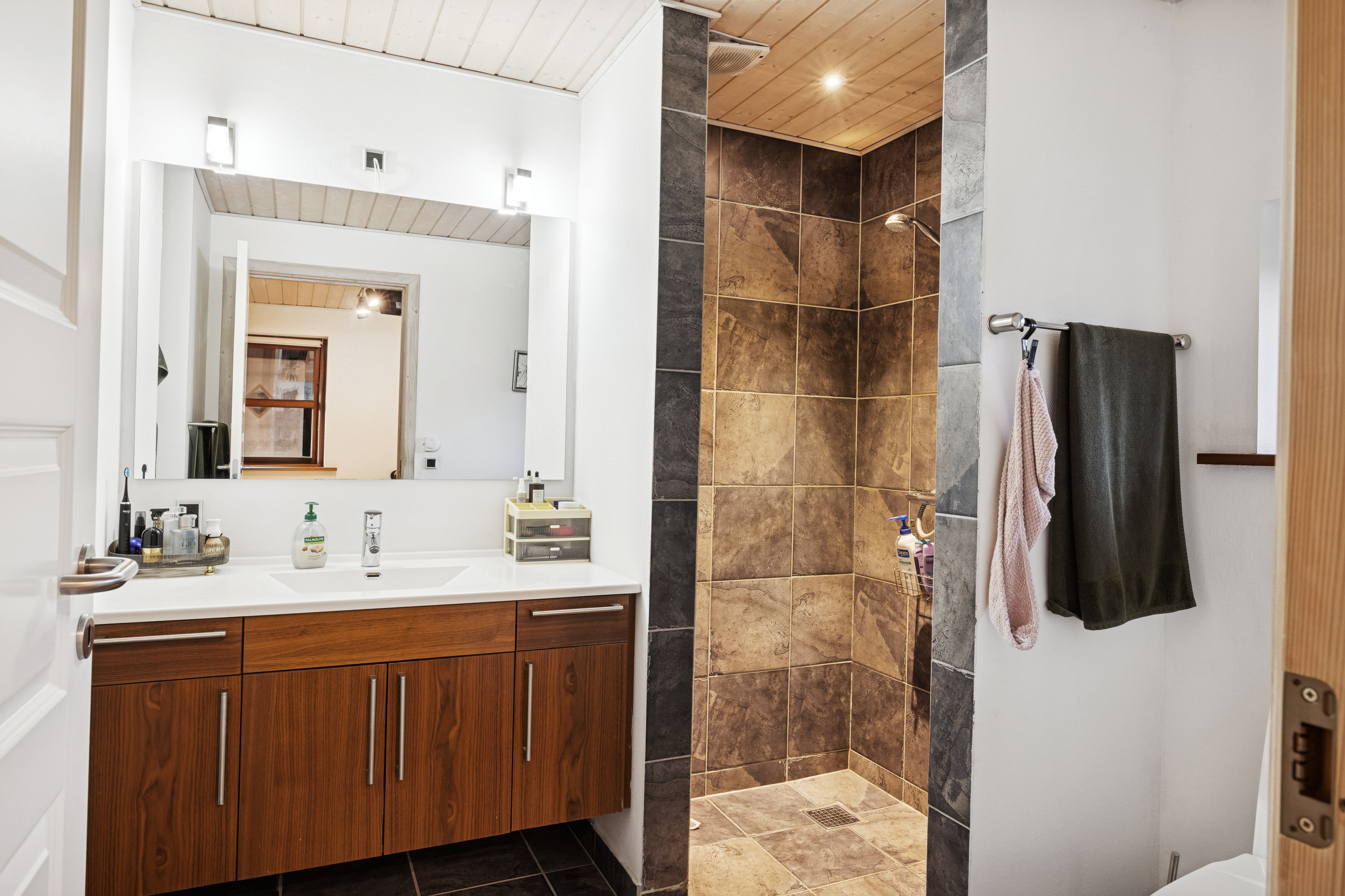 Fremhævet badeværelse billede i fuldskærmstilstand. Billede af Blålyngen 11, 7470 Karup J