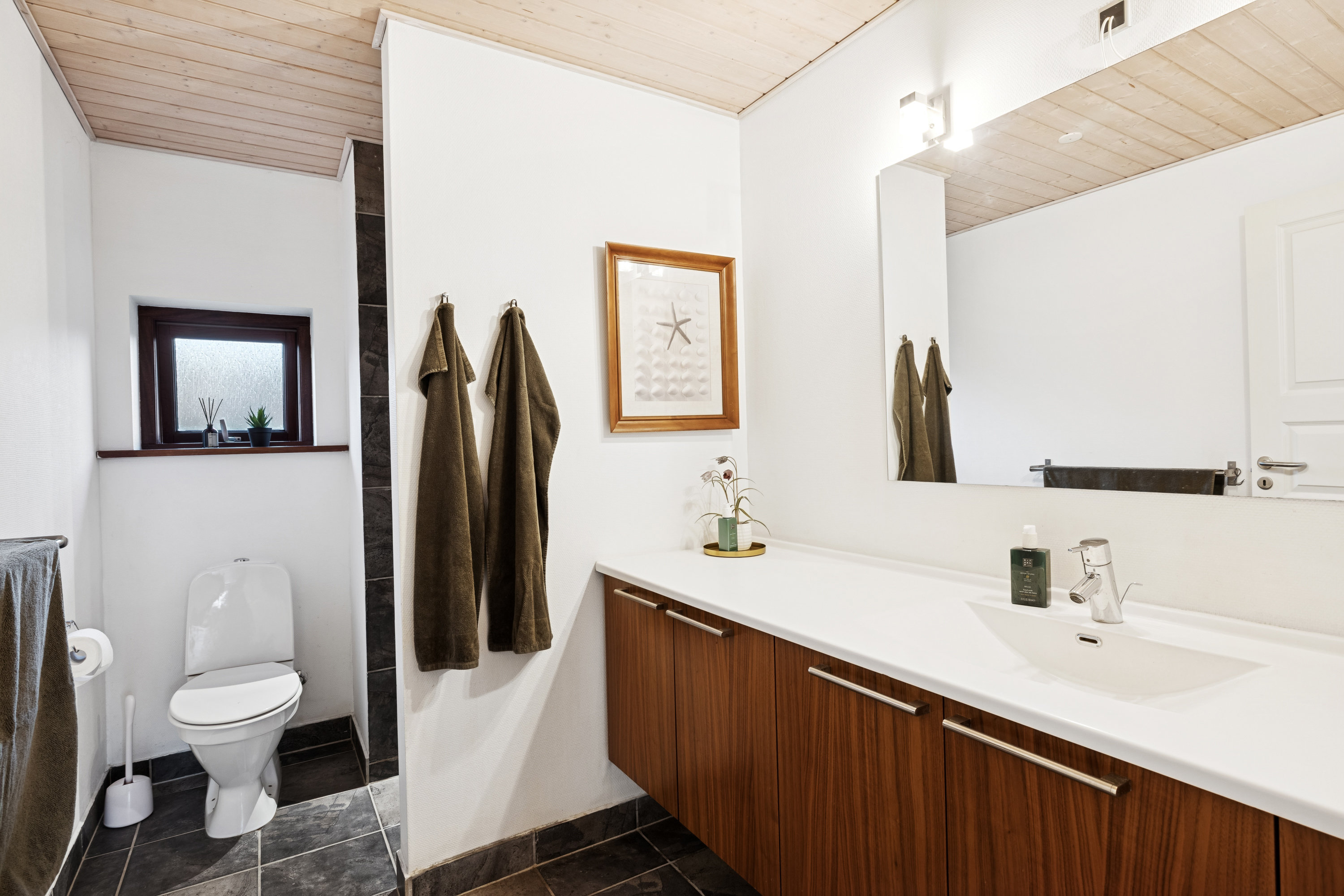 Fremhævet badeværelse billede i fuldskærmstilstand. Billede af Blålyngen 11, 7470 Karup J