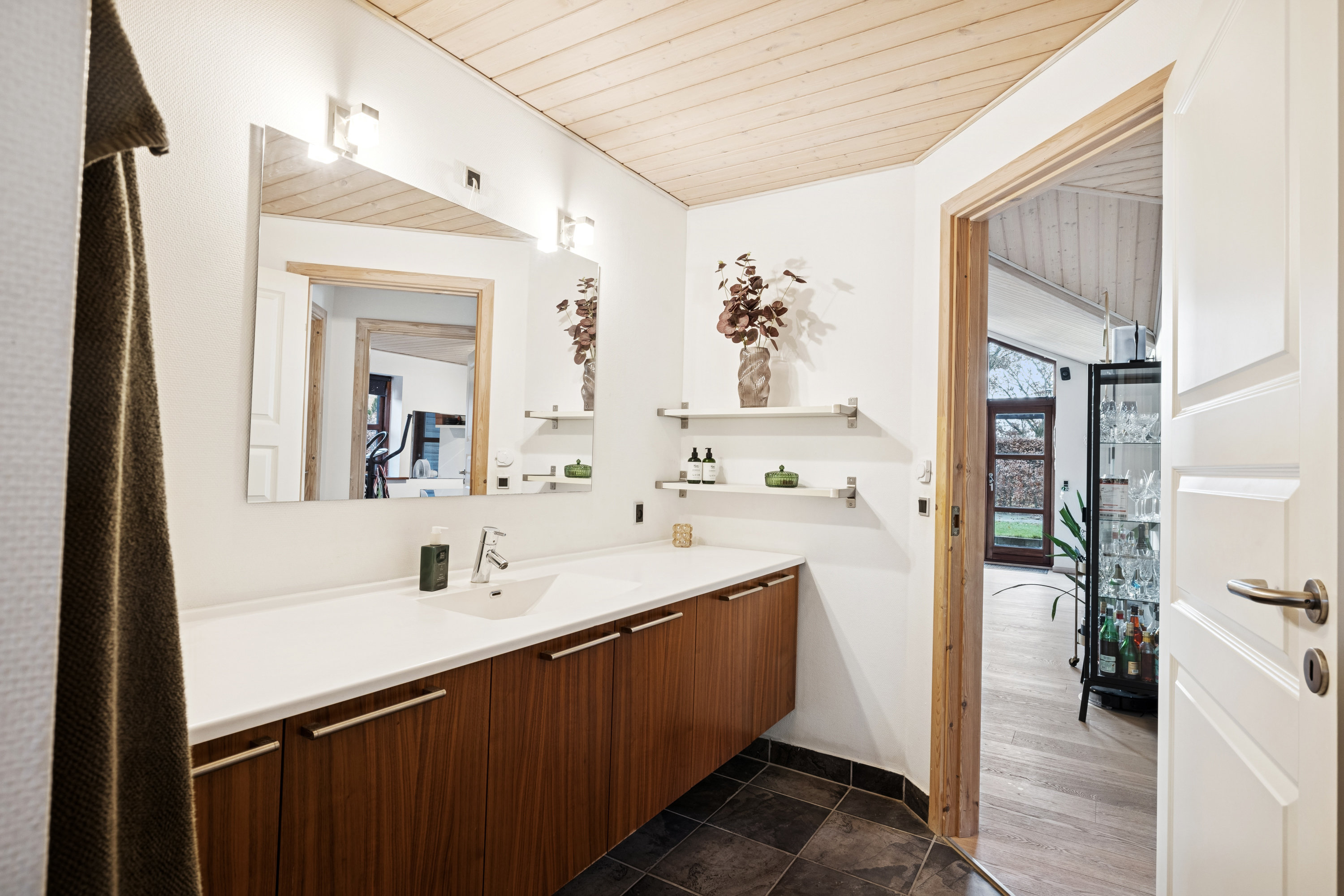 Fremhævet badeværelse billede i fuldskærmstilstand. Billede af Blålyngen 11, 7470 Karup J