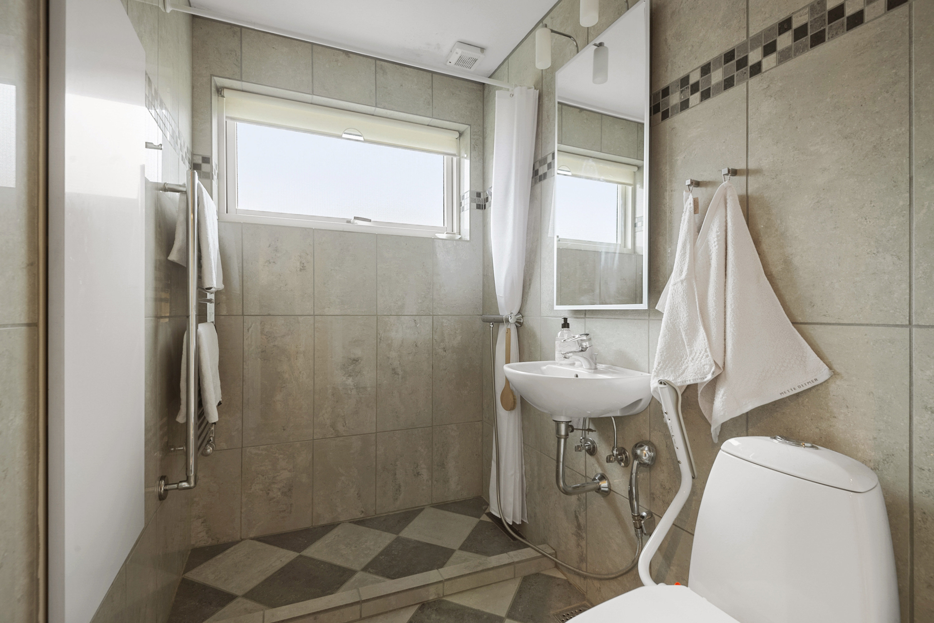 Fremhævet badeværelse billede i fuldskærmstilstand. Billede af Dybdalsvej 9, 6800 Varde