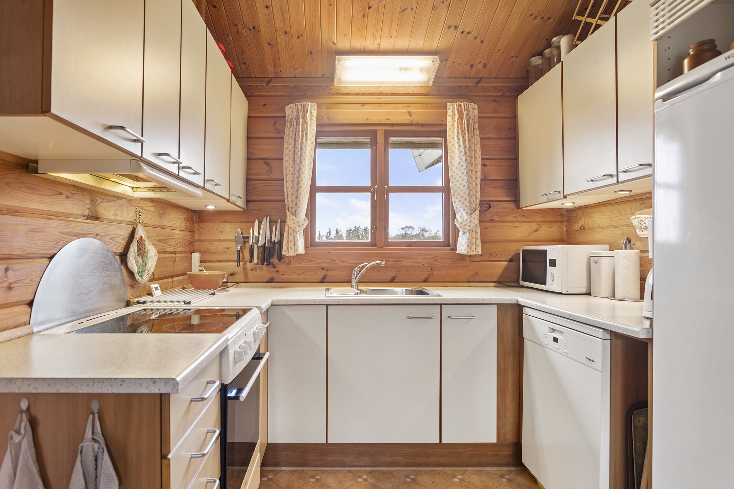 Fremhævet køkken billede i fuldskærmstilstand. Billede af Engdraget 16, Bratten, 9981 Jerup