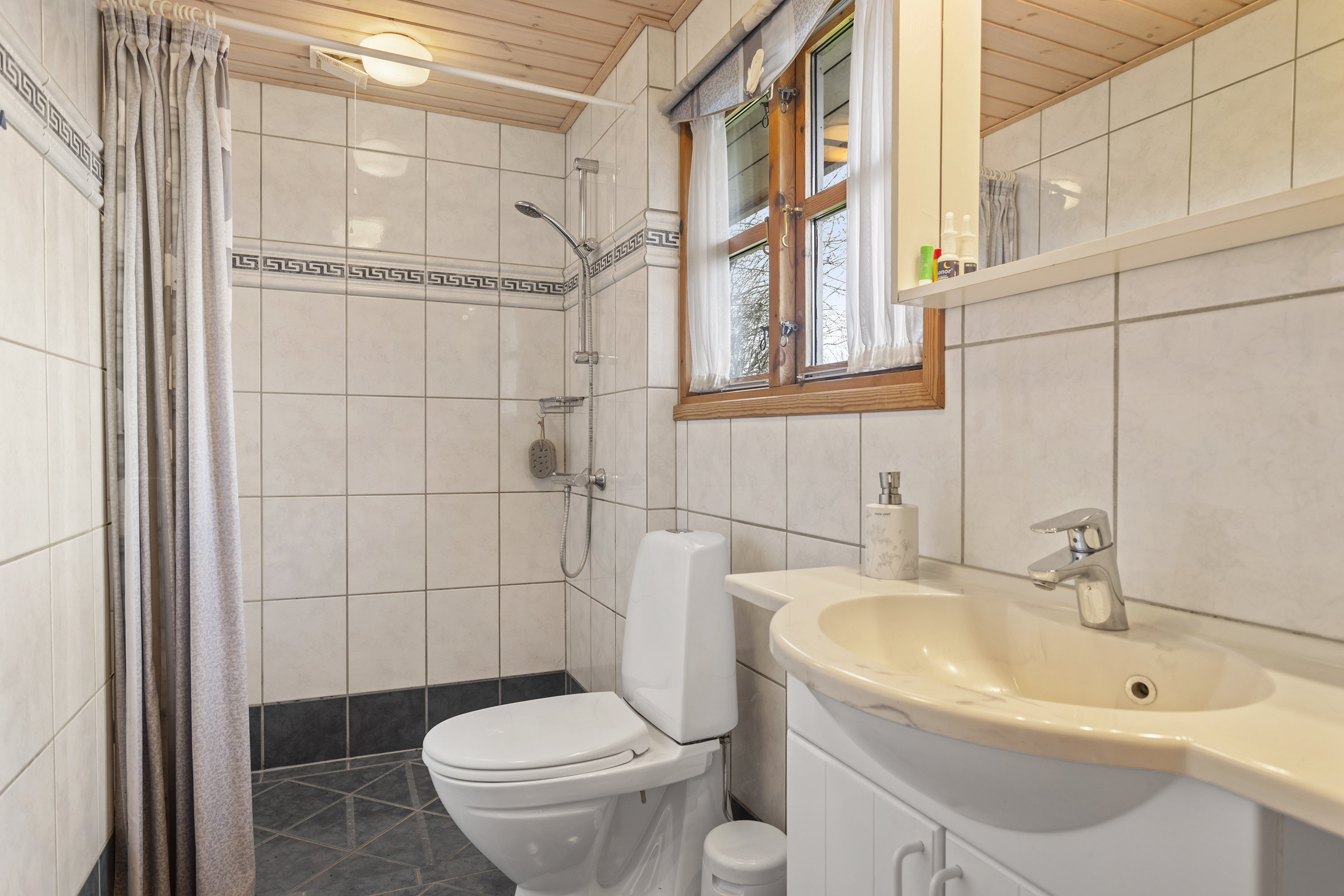 Fremhævet badeværelse billede i fuldskærmstilstand. Billede af Engdraget 16, Bratten, 9981 Jerup