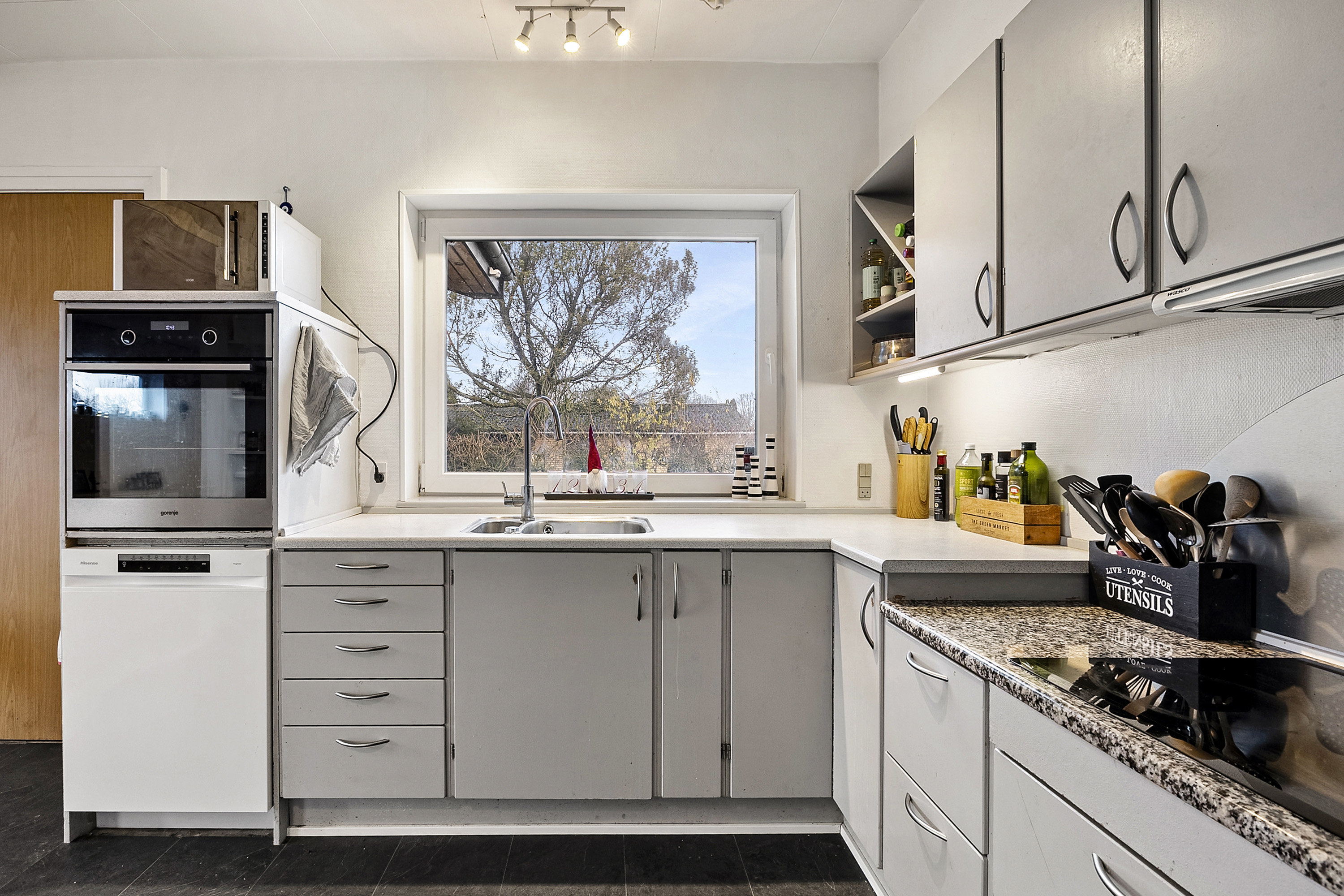 Fremhævet køkken billede i fuldskærmstilstand. Billede af Stenløkke 12, Kliplev, 6200 Aabenraa