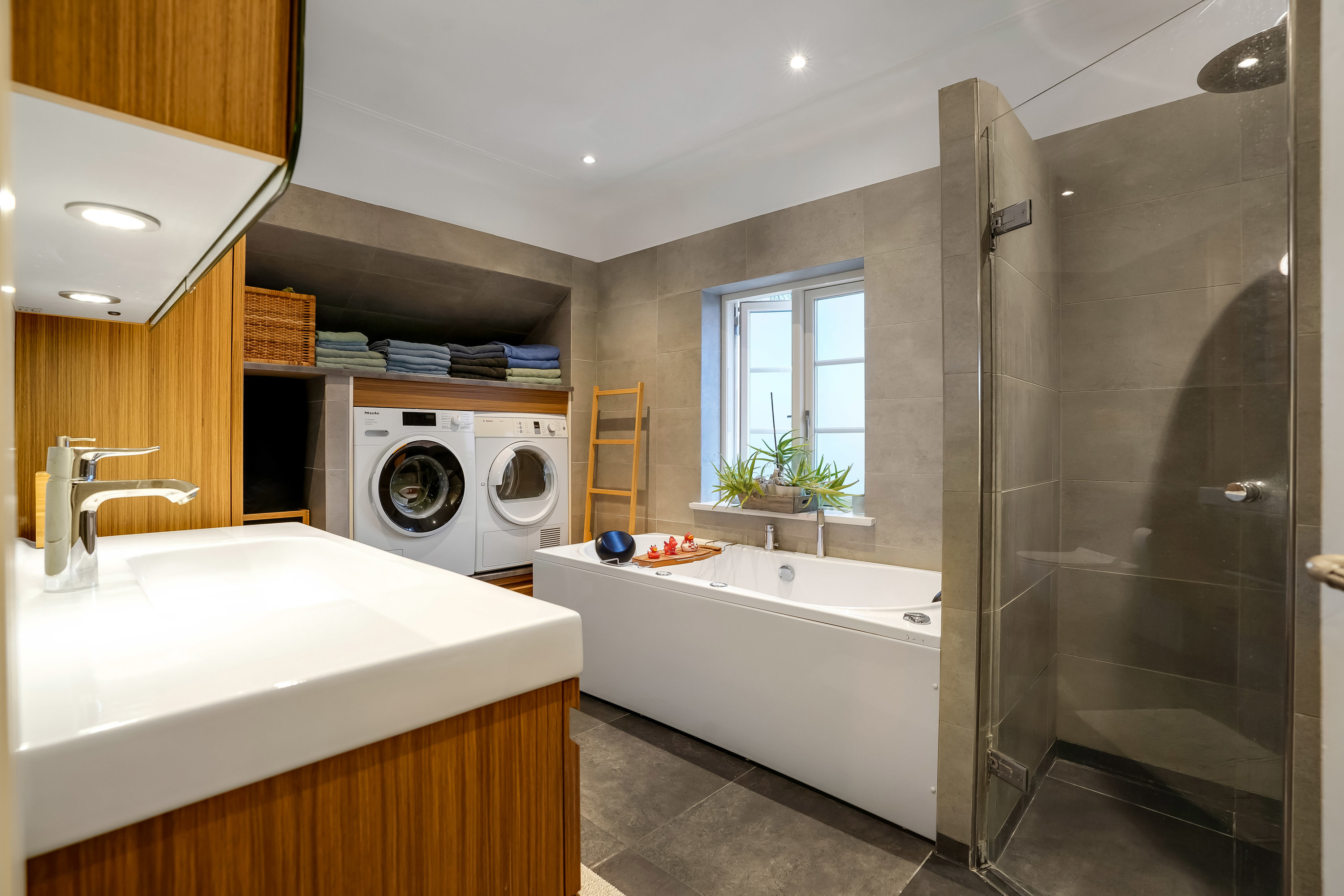 Fremhævet badeværelse billede i fuldskærmstilstand. Billede af Kastanievej 55, 1., 5230 Odense M