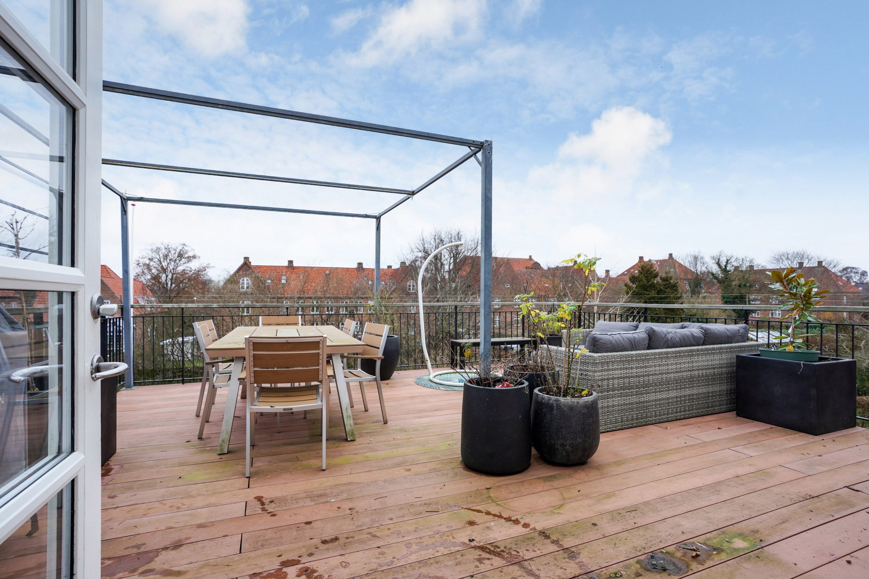 Fremhævet terrasse billede i fuldskærmstilstand. Billede af Kastanievej 55, 1., 5230 Odense M