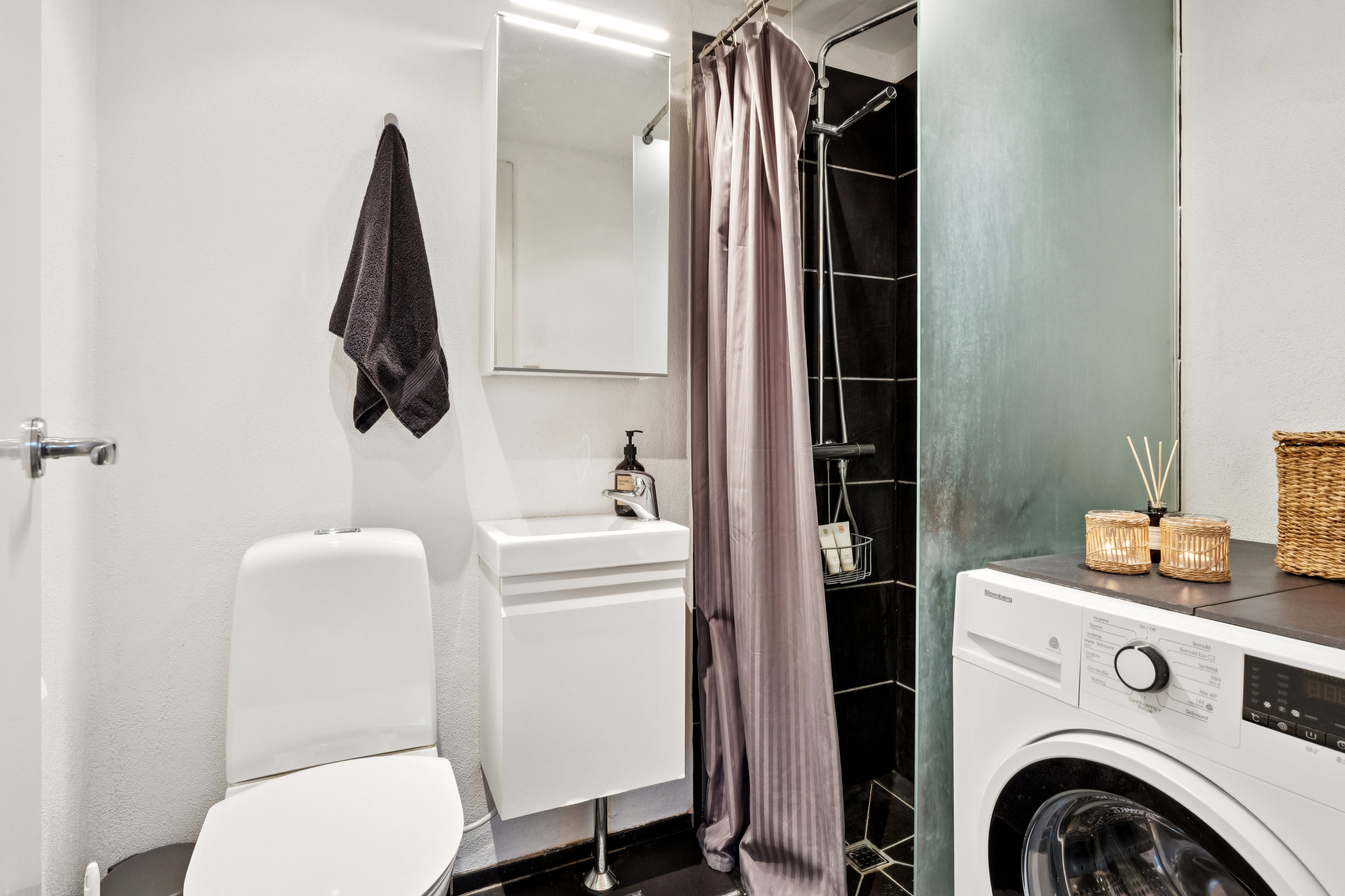 Fremhævet badeværelse billede i fuldskærmstilstand. Billede af Vesterbro 127, 4. 406., 9000 Aalborg