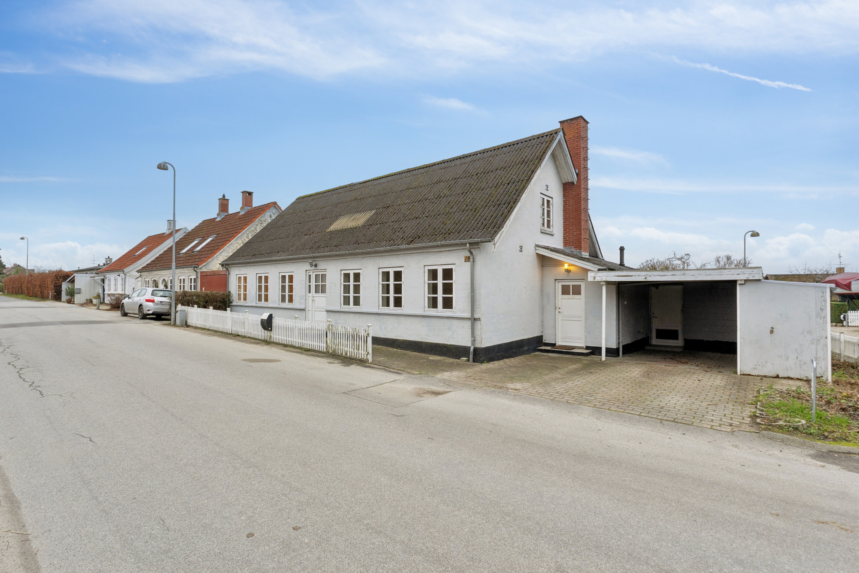 Miniaturebillede 1: set fra vejen. Billede af Rødbyvej 18, Thurø, 5700 Svendborg