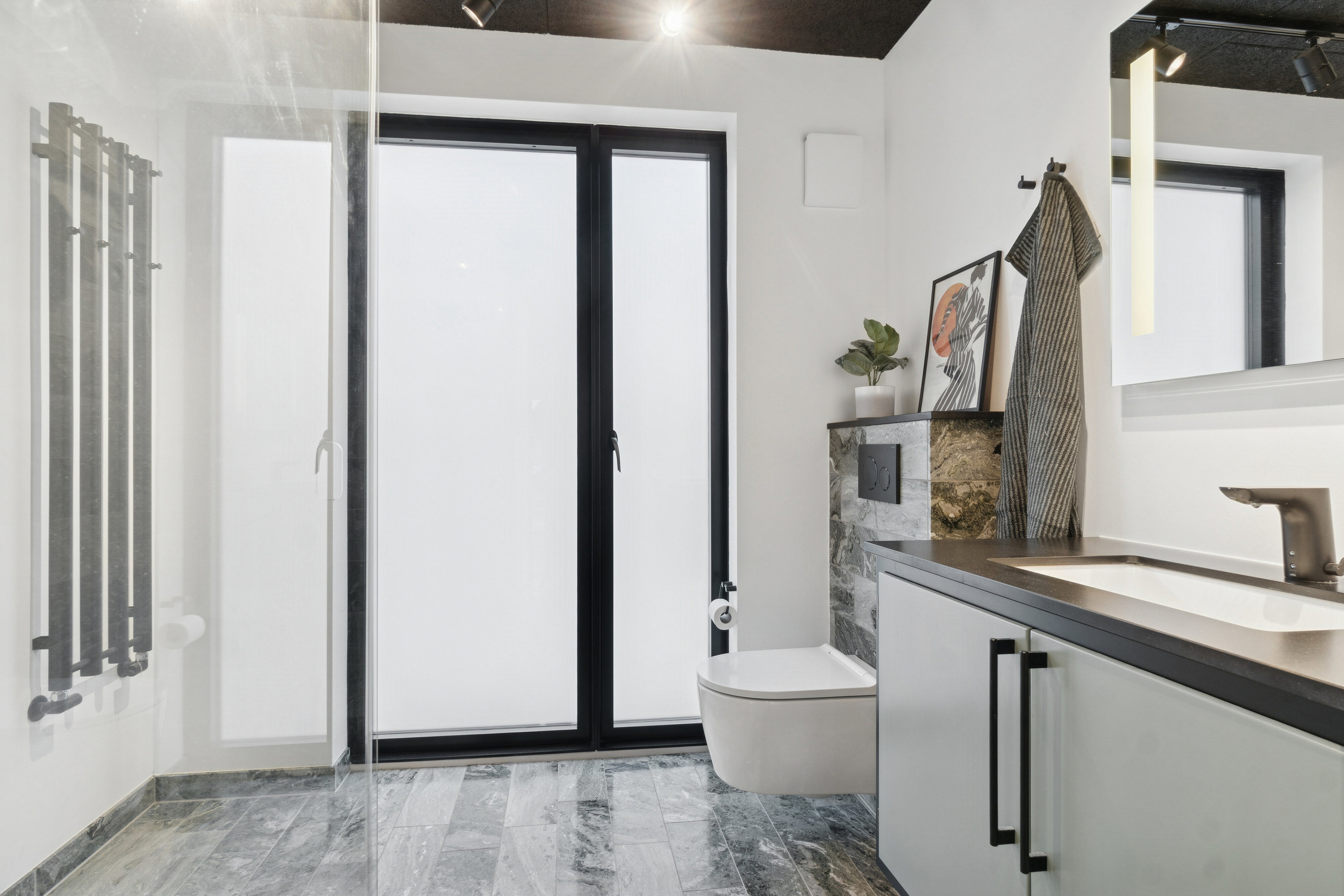 Fremhævet badeværelse billede i fuldskærmstilstand. Billede af Filippavej 25, 8270 Højbjerg