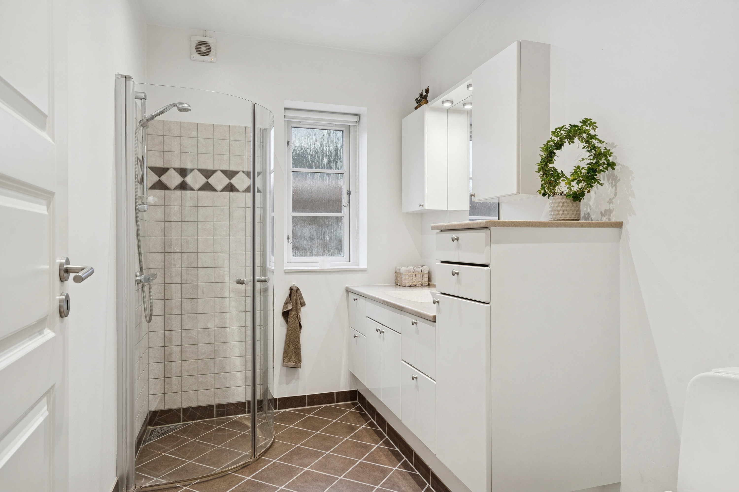 Fremhævet badeværelse billede i fuldskærmstilstand. Billede af Kirkeløkken 14, Nørre Søby, 5792 Årslev