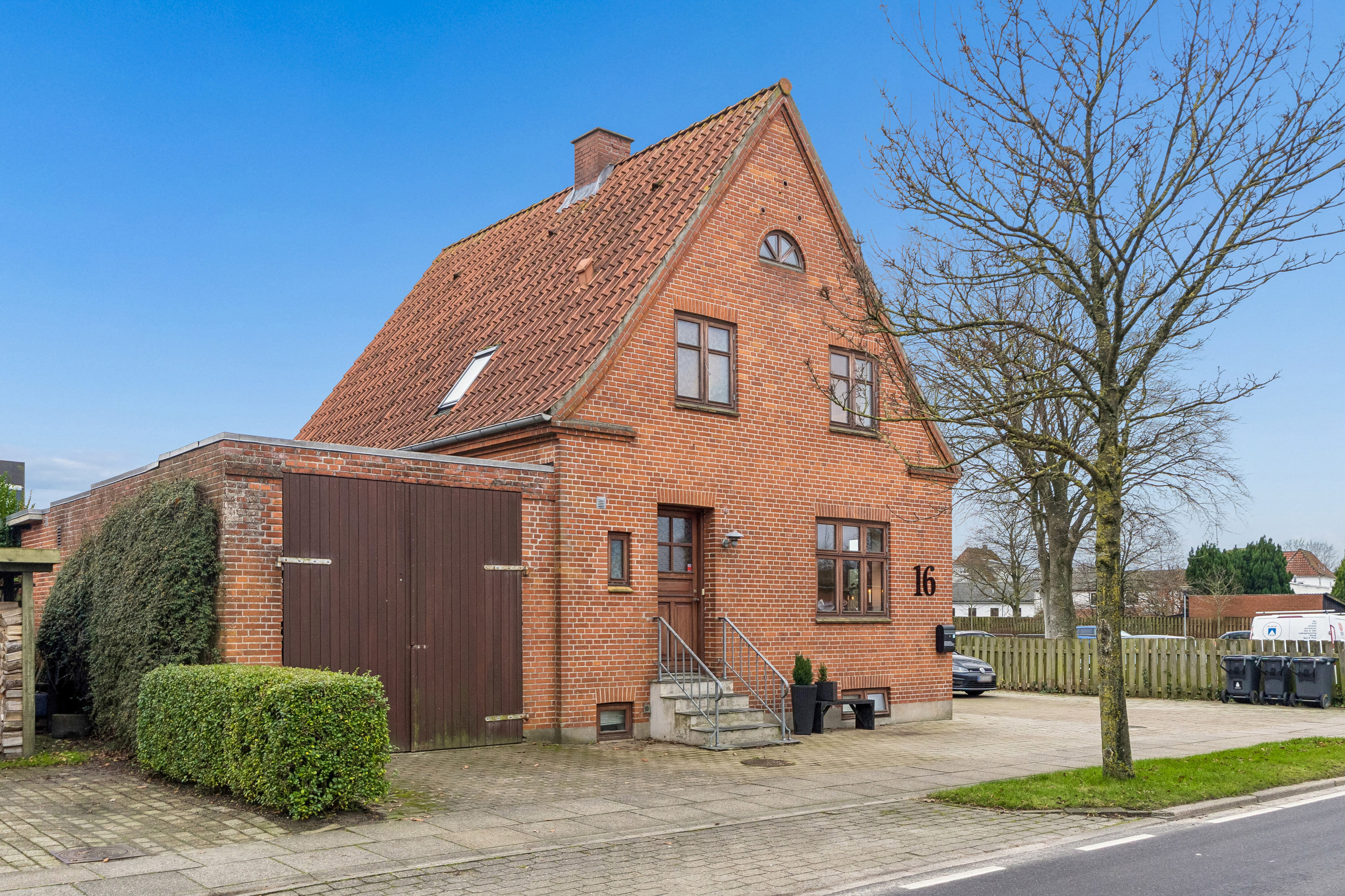 Fremhævet set fra vejen billede i fuldskærmstilstand. Billede af Frilandsvej 16, 9800 Hjørring