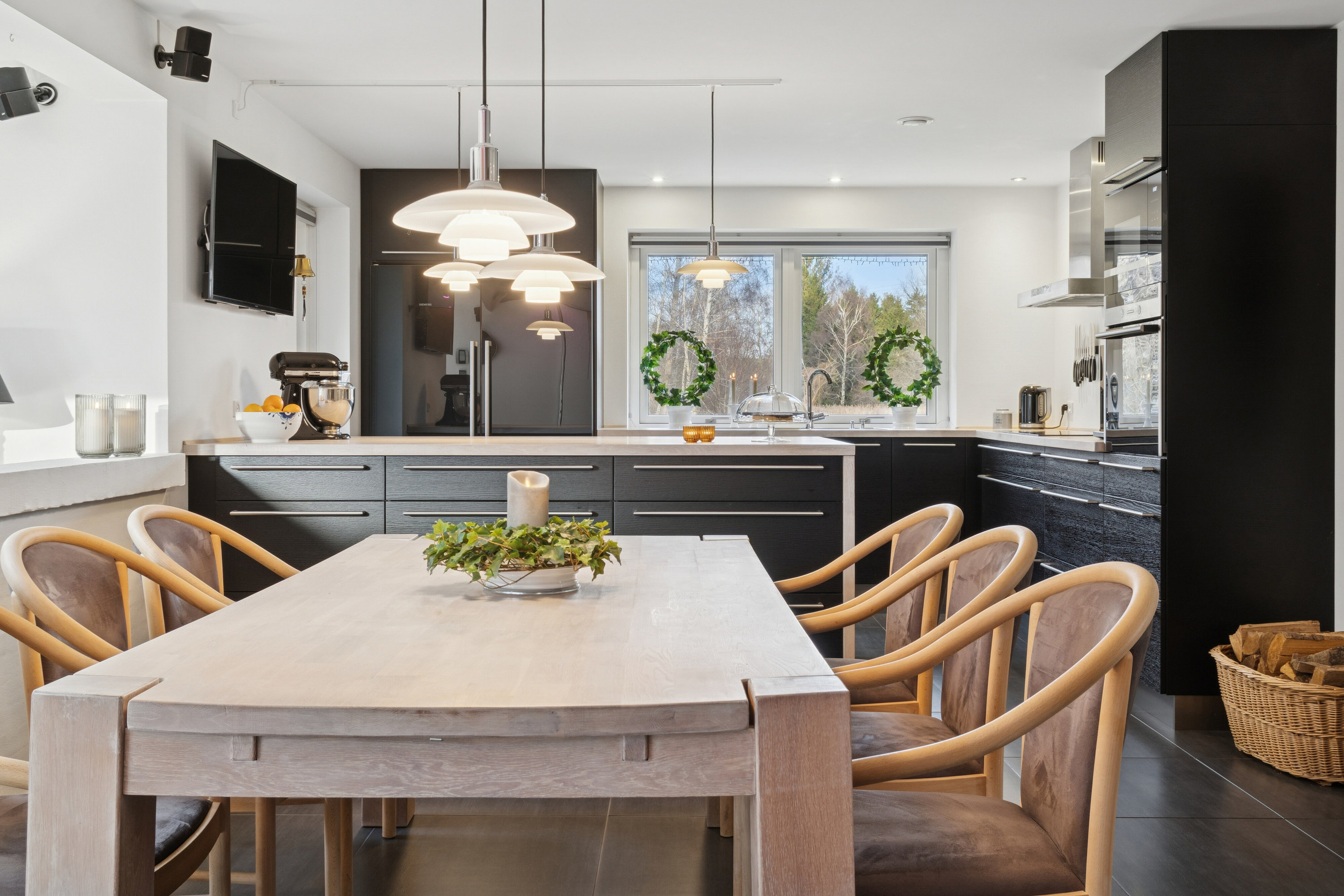 Fremhævet spisestue billede i fuldskærmstilstand. Billede af Tværdalen 12, 4040 Jyllinge