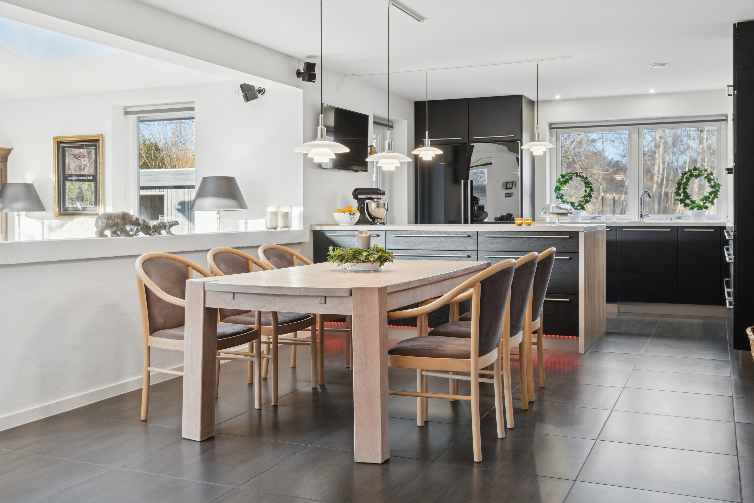 Fremhævet spisestue billede i fuldskærmstilstand. Billede af Tværdalen 12, 4040 Jyllinge