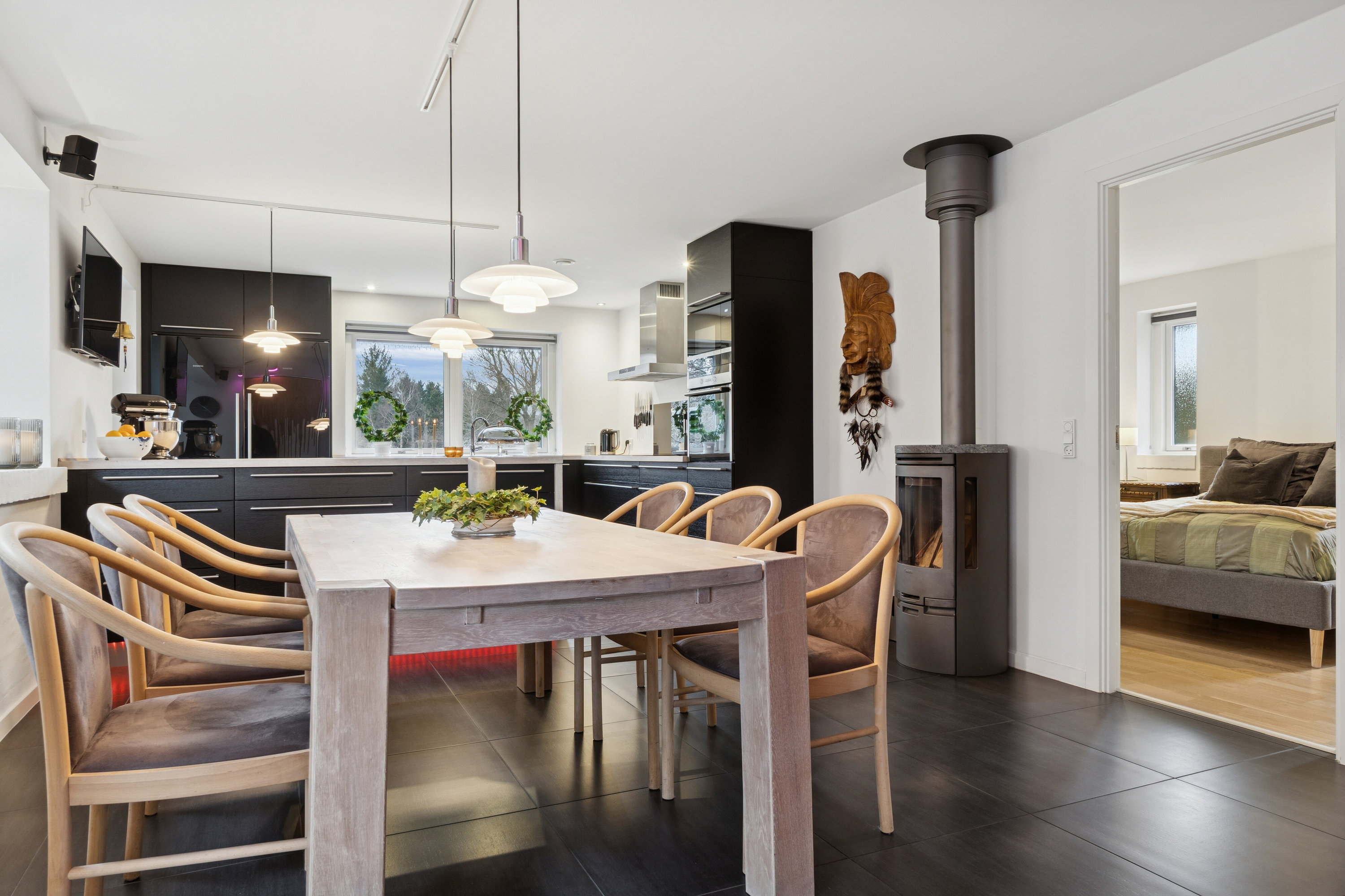 Fremhævet spisestue billede i fuldskærmstilstand. Billede af Tværdalen 12, 4040 Jyllinge