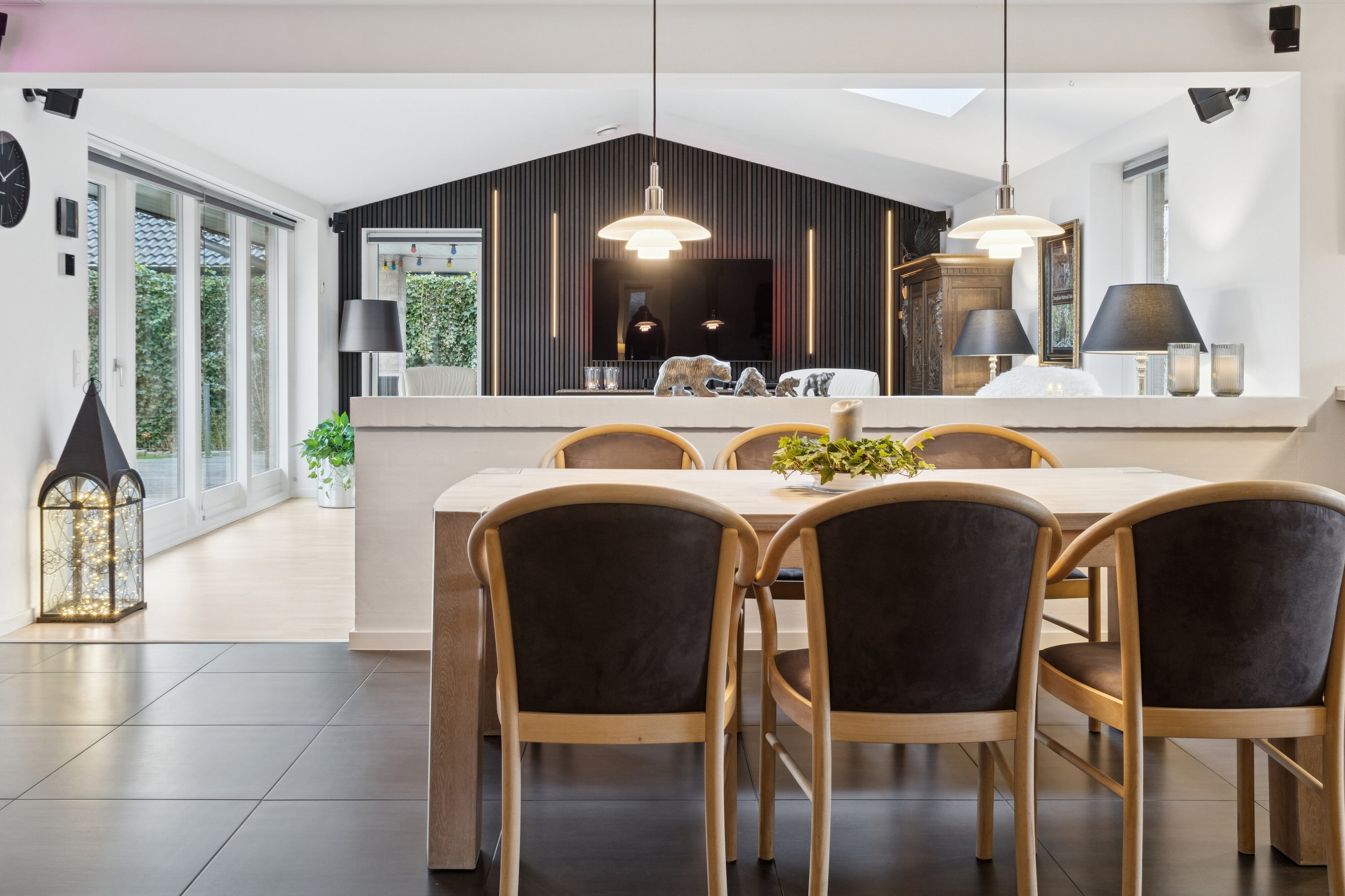 Fremhævet spisestue billede i fuldskærmstilstand. Billede af Tværdalen 12, 4040 Jyllinge