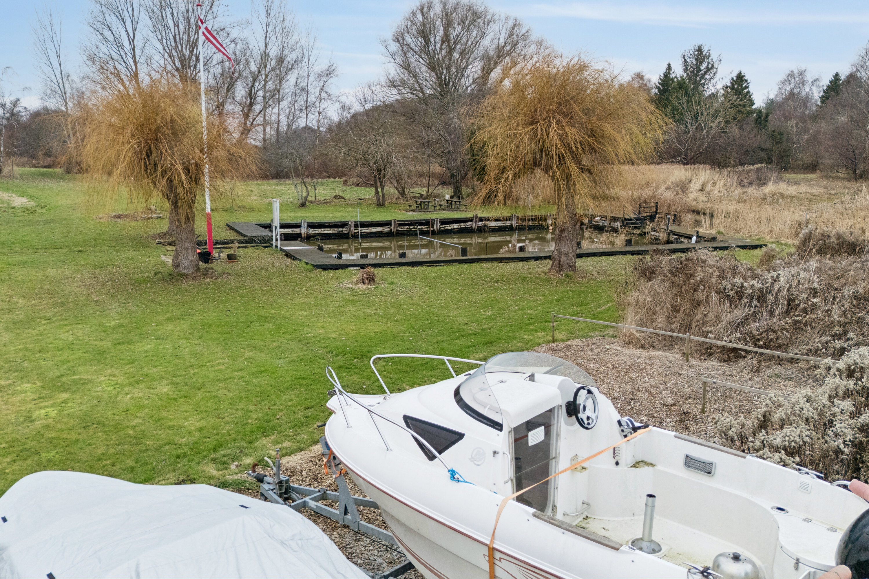 Fremhævet set fra haven billede i fuldskærmstilstand. Billede af Tværdalen 12, 4040 Jyllinge