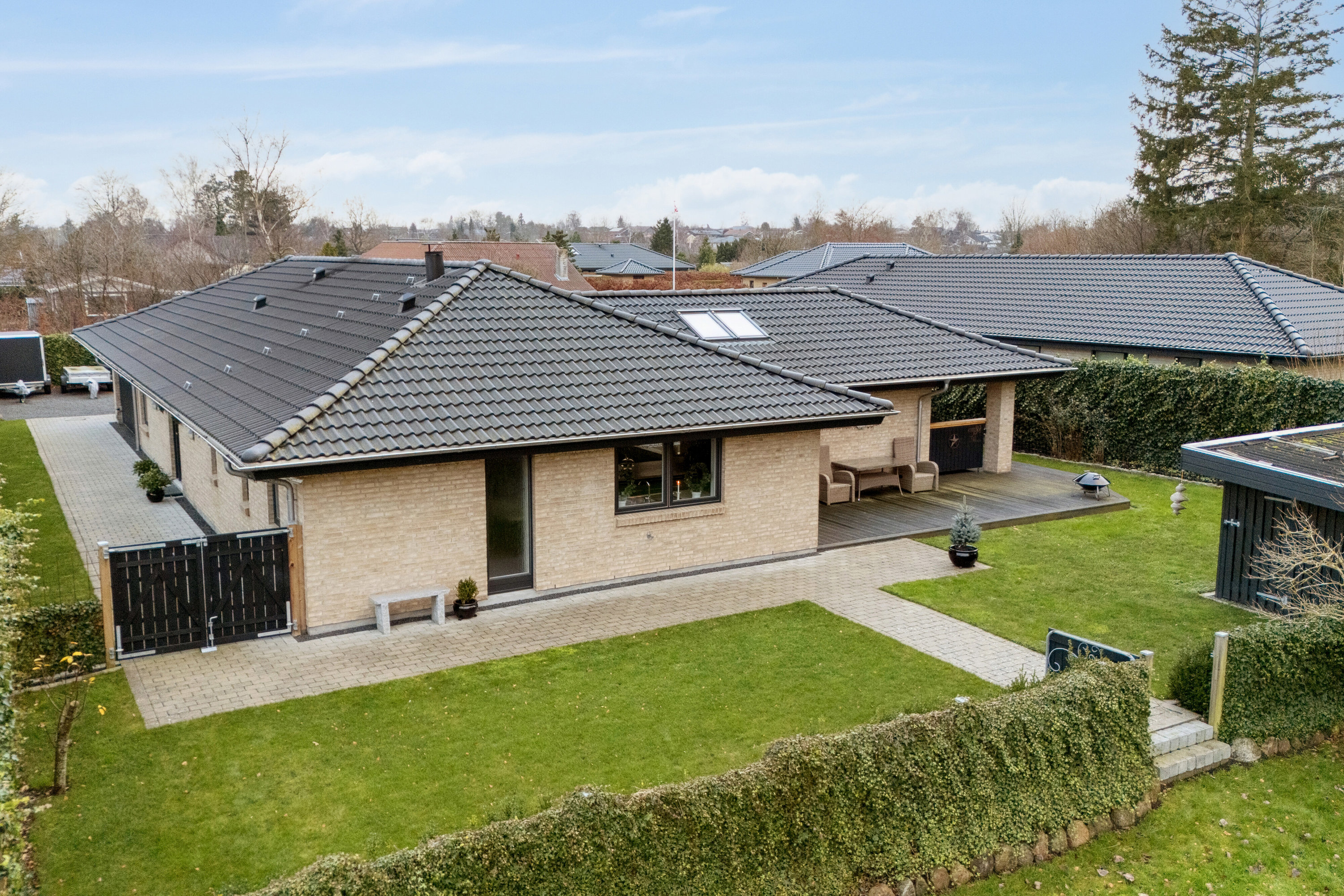 Fremhævet set fra haven billede i fuldskærmstilstand. Billede af Tværdalen 12, 4040 Jyllinge