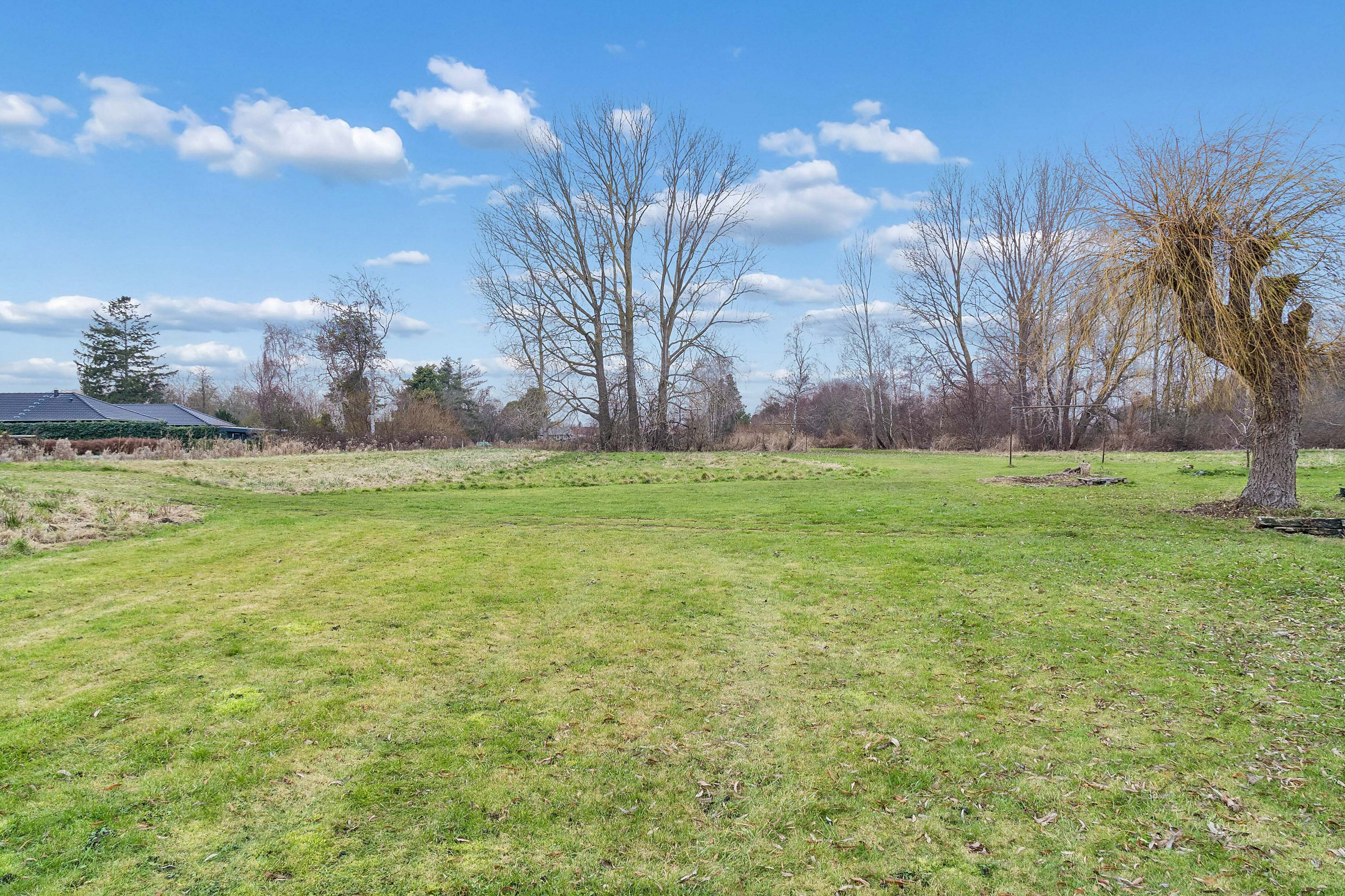 Fremhævet set fra haven billede i fuldskærmstilstand. Billede af Tværdalen 12, 4040 Jyllinge