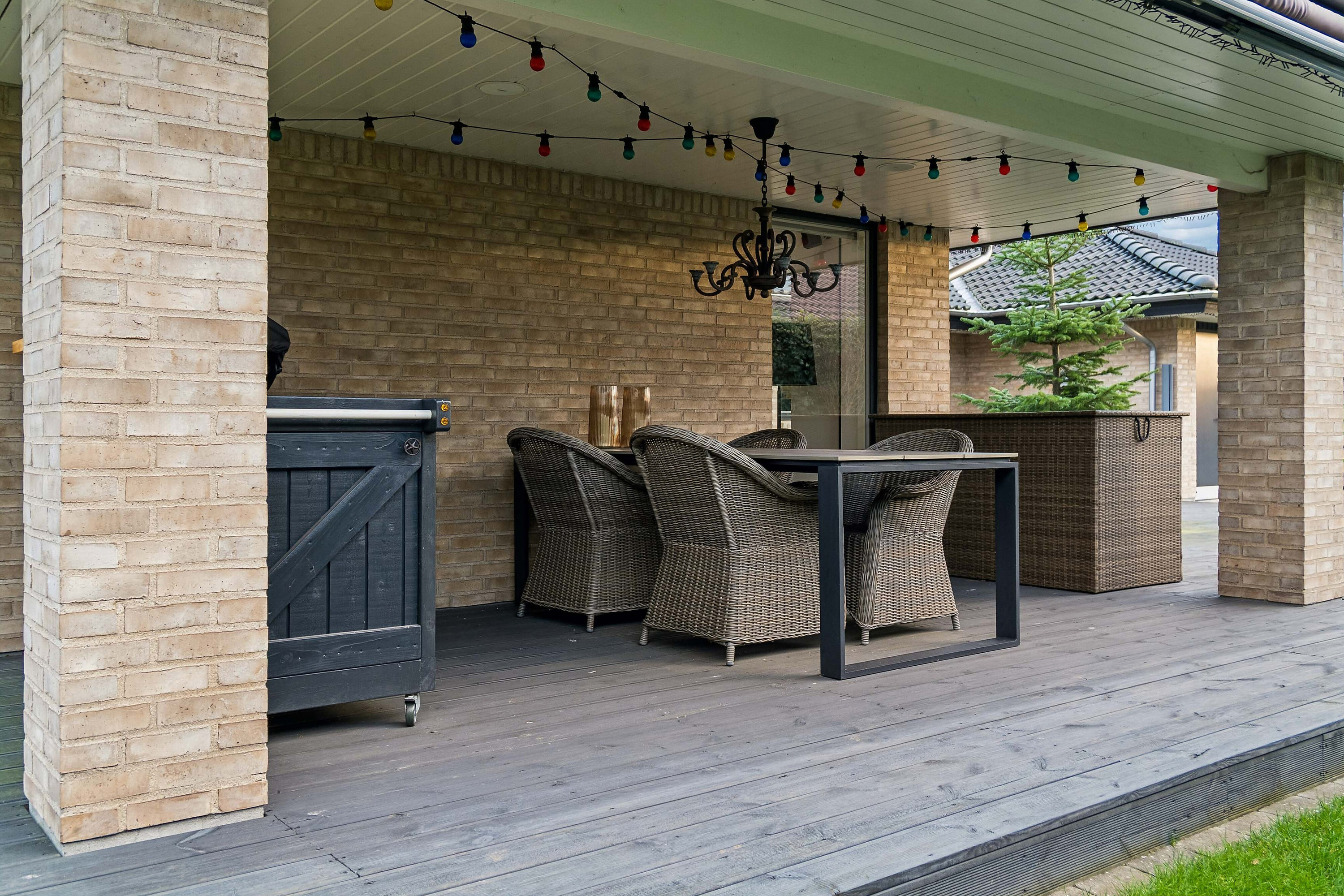 Fremhævet overdækket terrasse billede i fuldskærmstilstand. Billede af Tværdalen 12, 4040 Jyllinge