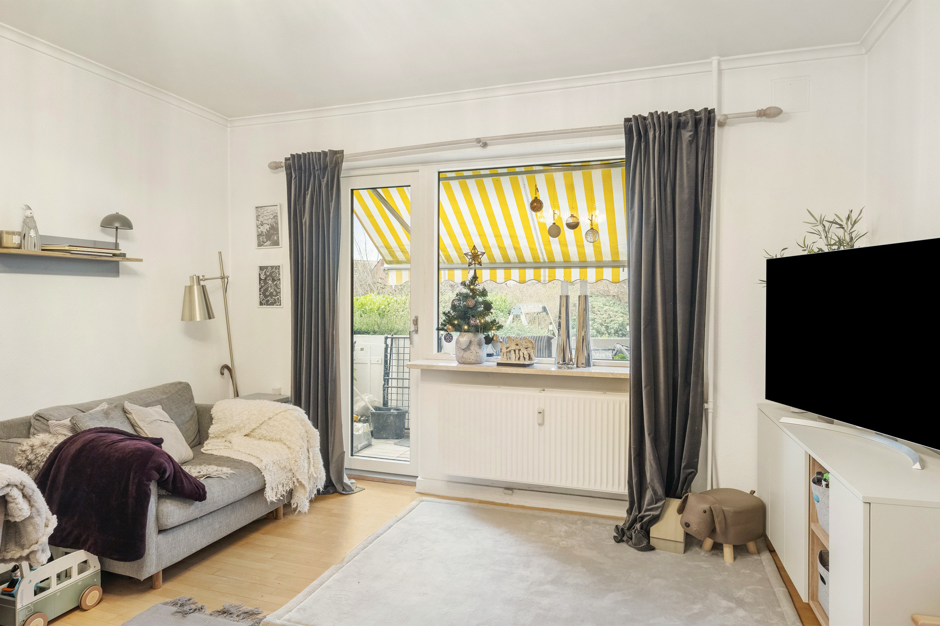 Miniaturebillede 2: stue. Billede af Lindegårdsvej 30C, st.. tv., 2920 Charlottenlund