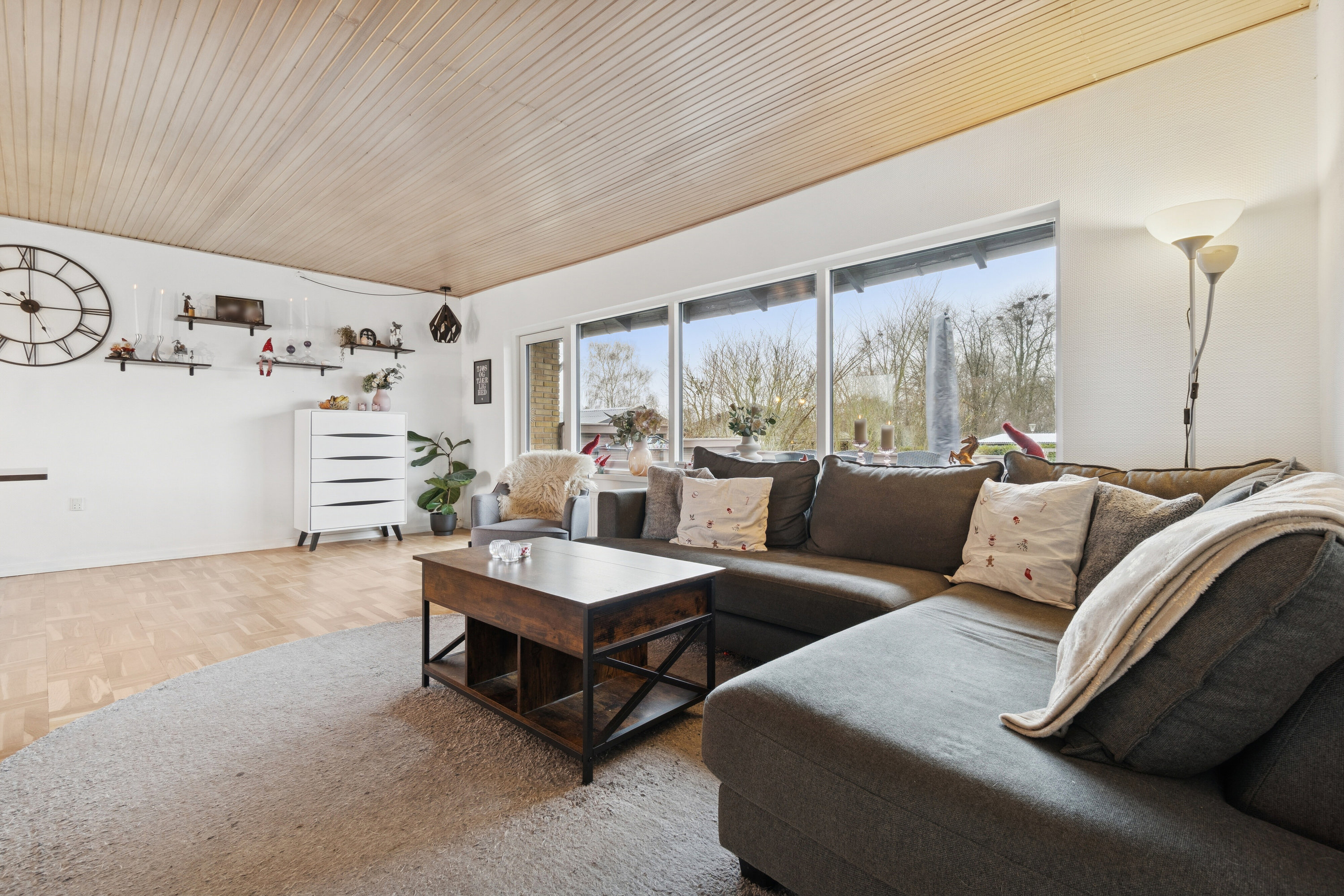 Fremhævet stue billede i fuldskærmstilstand. Billede af Solvænget 8, Nyker, 3700 Rønne