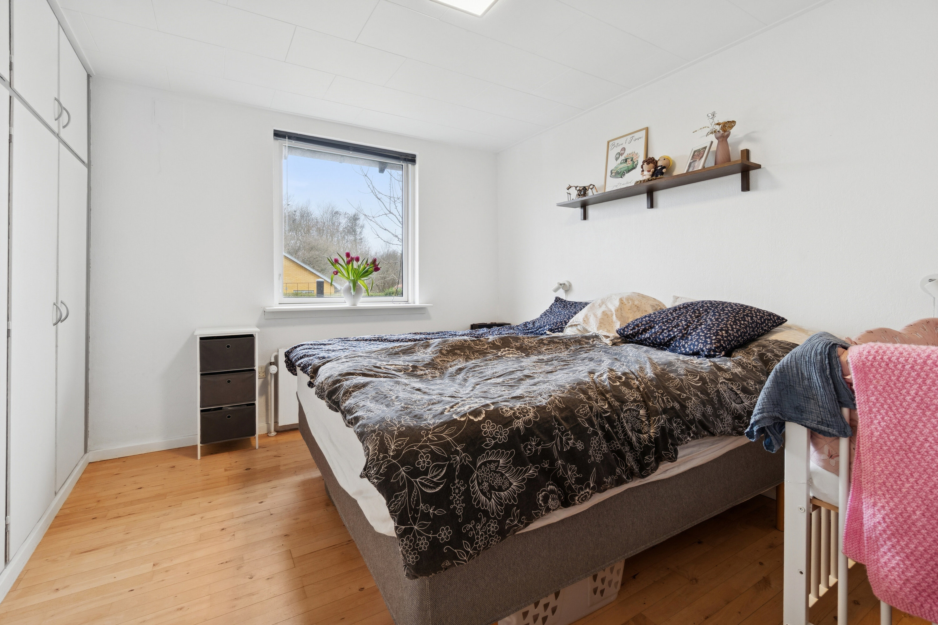 Fremhævet soveværelse billede i fuldskærmstilstand. Billede af Solvænget 8, Nyker, 3700 Rønne