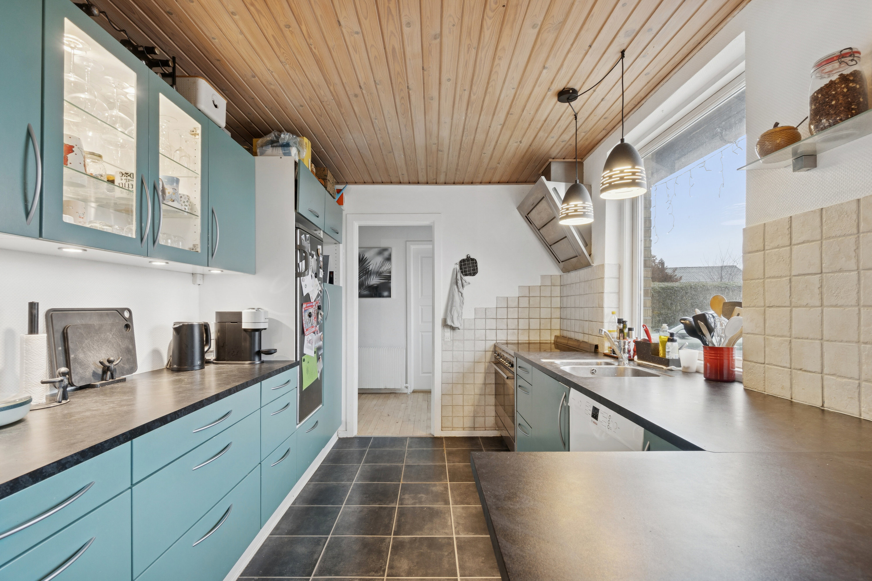 Fremhævet køkken billede i fuldskærmstilstand. Billede af Solvænget 8, Nyker, 3700 Rønne