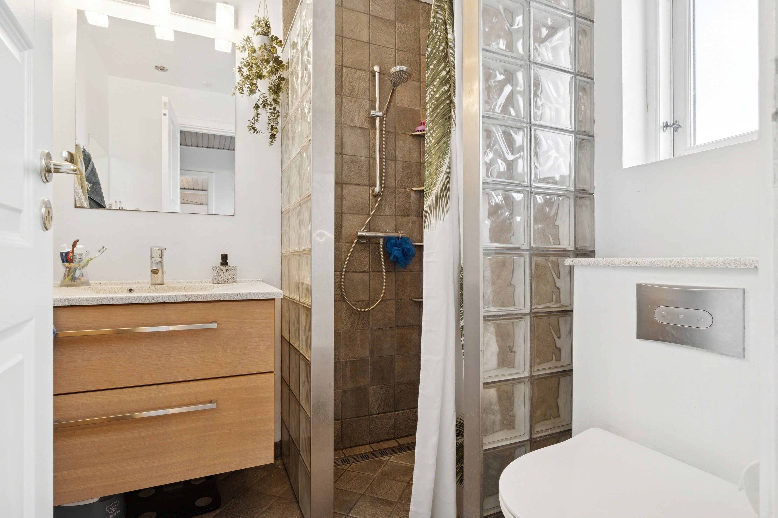 Fremhævet badeværelse billede i fuldskærmstilstand. Billede af Solvænget 8, Nyker, 3700 Rønne