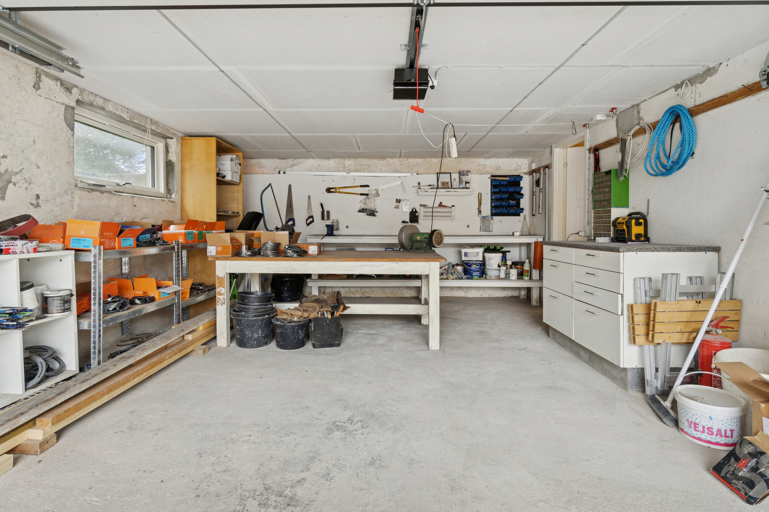 Fremhævet garage billede i fuldskærmstilstand. Billede af Solvænget 8, Nyker, 3700 Rønne