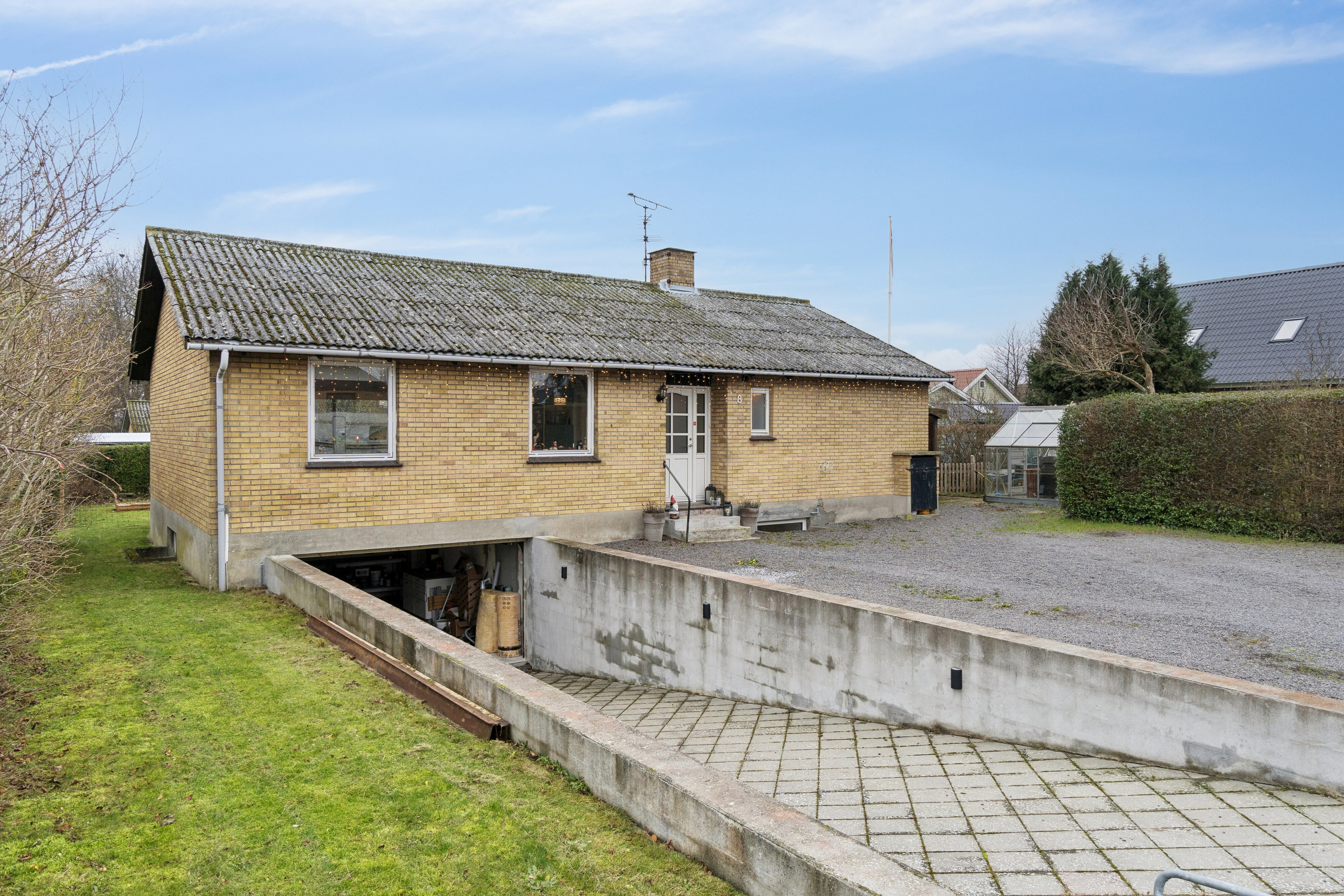 Fremhævet set fra vejen billede i fuldskærmstilstand. Billede af Solvænget 8, Nyker, 3700 Rønne