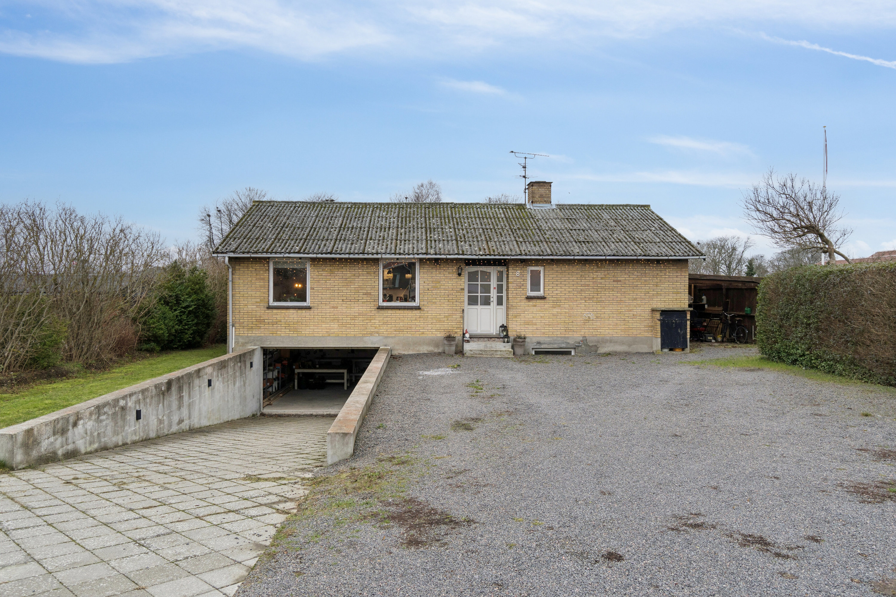 Fremhævet set fra vejen billede i fuldskærmstilstand. Billede af Solvænget 8, Nyker, 3700 Rønne