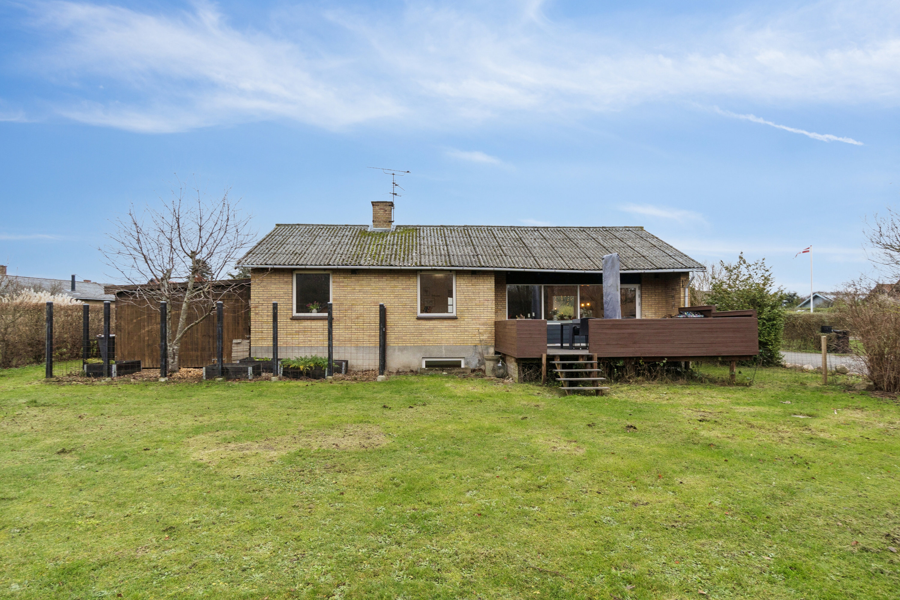 Fremhævet set fra haven billede i fuldskærmstilstand. Billede af Solvænget 8, Nyker, 3700 Rønne