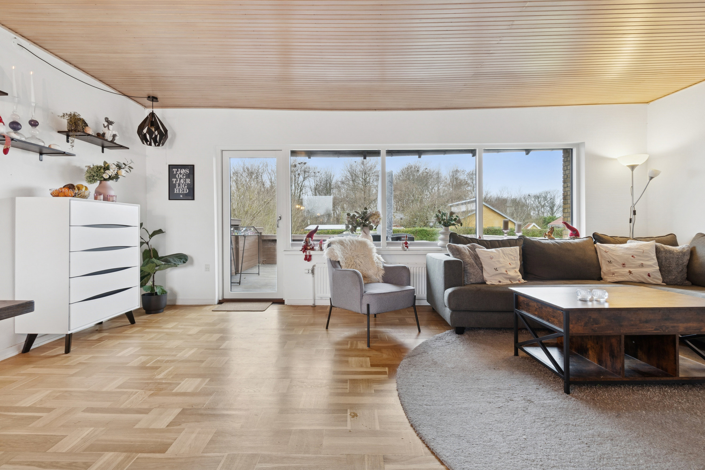 Fremhævet stue billede i fuldskærmstilstand. Billede af Solvænget 8, Nyker, 3700 Rønne