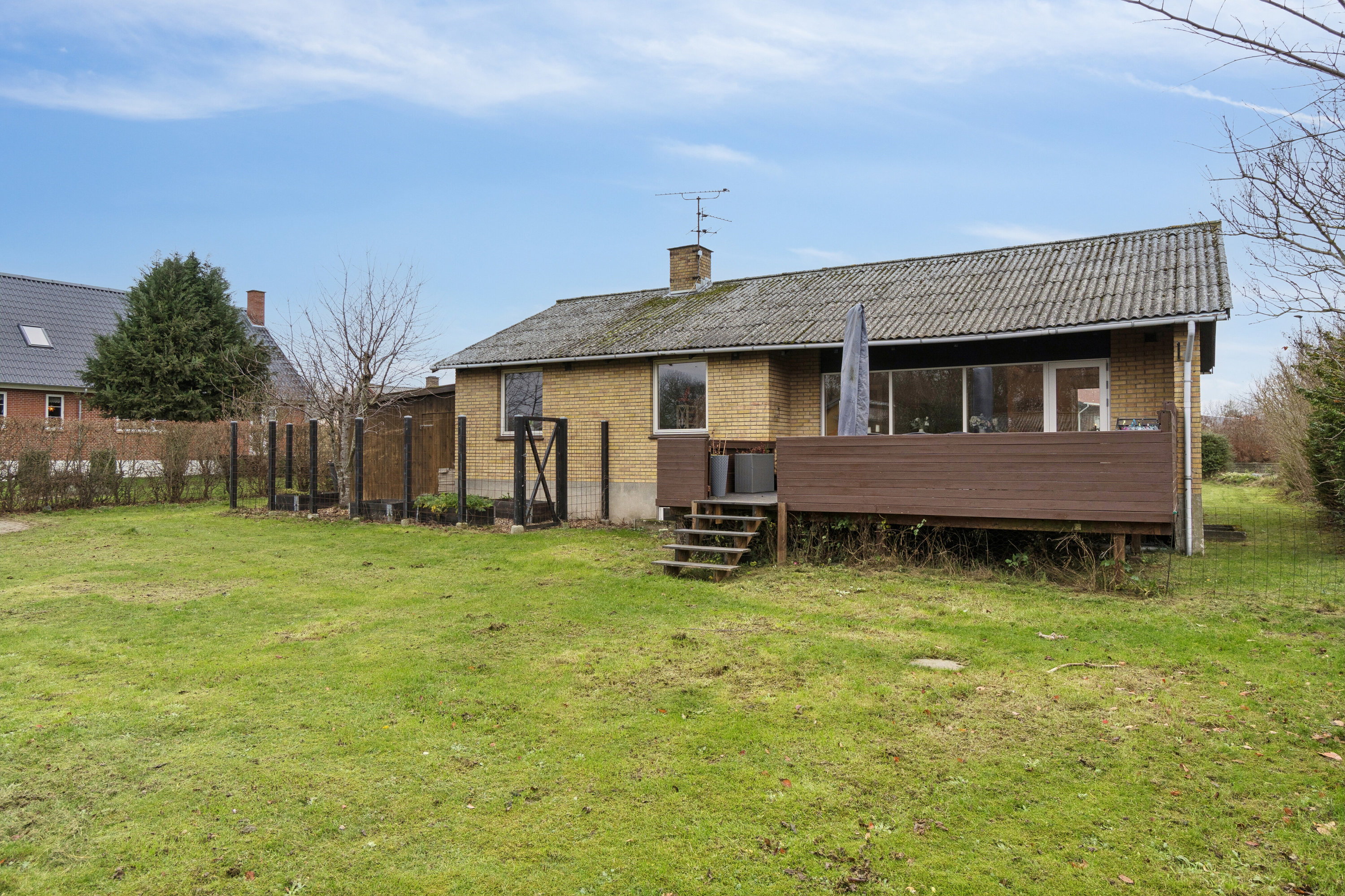 Fremhævet set fra haven billede i fuldskærmstilstand. Billede af Solvænget 8, Nyker, 3700 Rønne