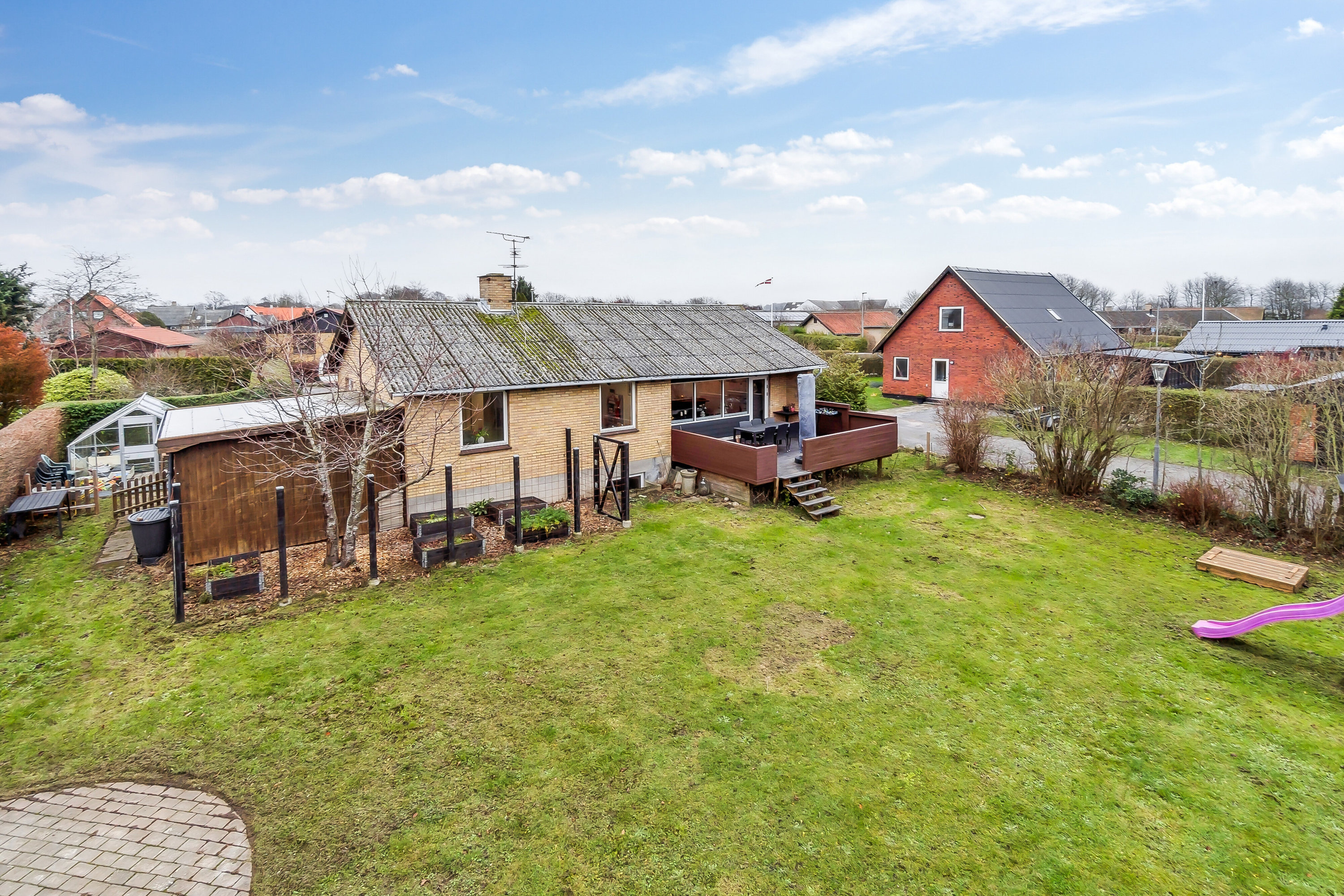 Fremhævet set fra haven billede i fuldskærmstilstand. Billede af Solvænget 8, Nyker, 3700 Rønne