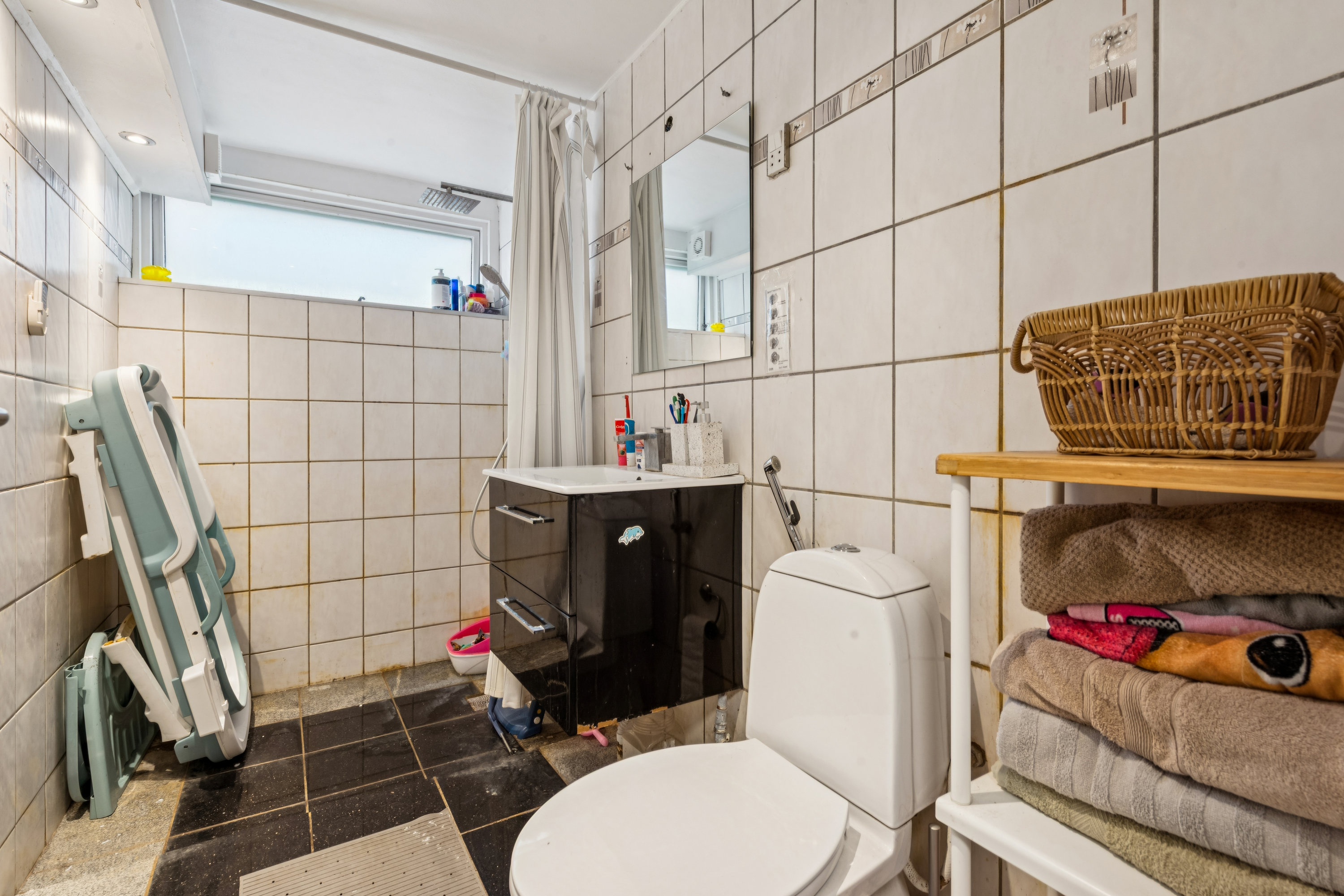 Fremhævet badeværelse billede i fuldskærmstilstand. Billede af Ålekistevej 17, 2720 Vanløse