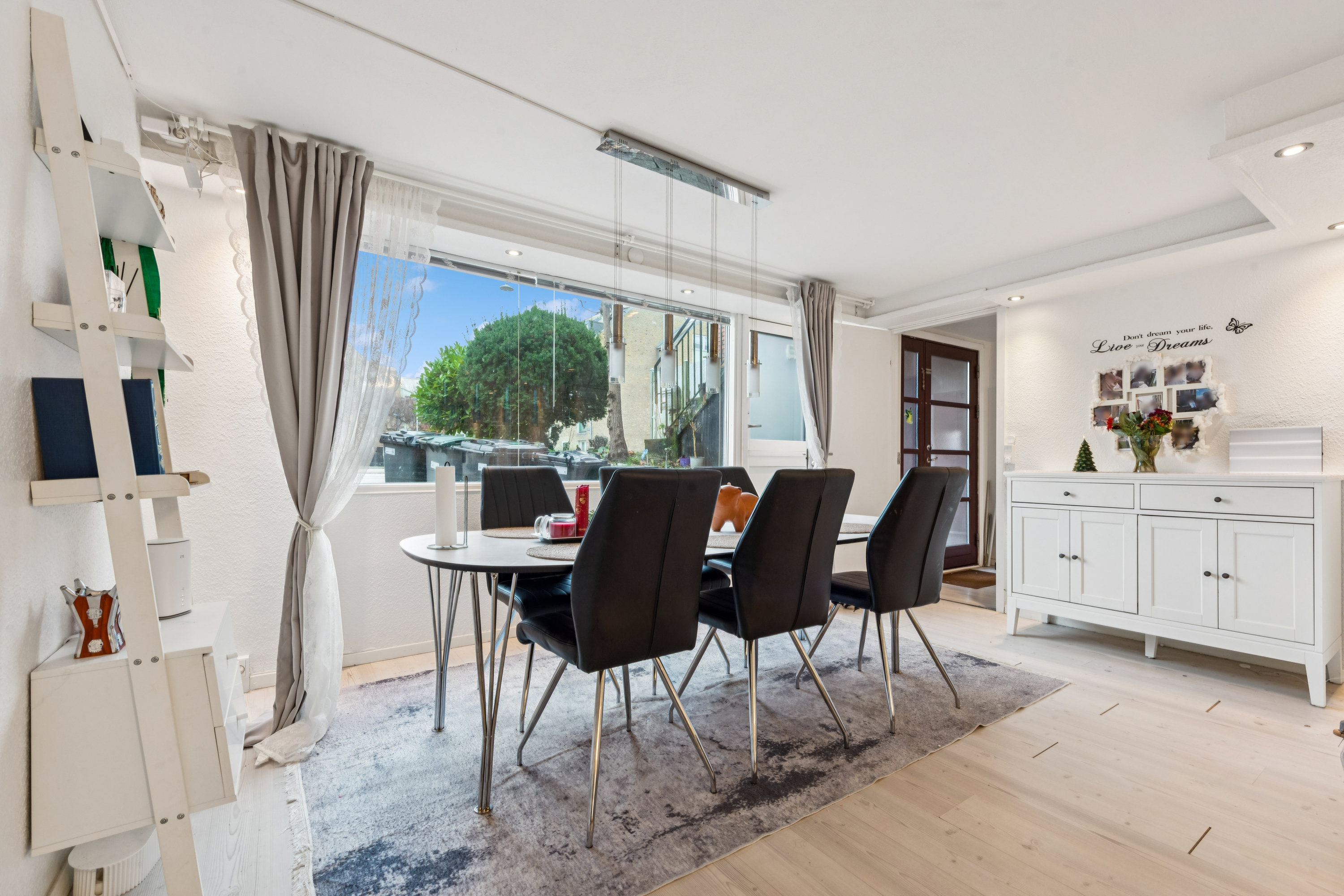 Fremhævet stue billede i fuldskærmstilstand. Billede af Ålekistevej 17, 2720 Vanløse