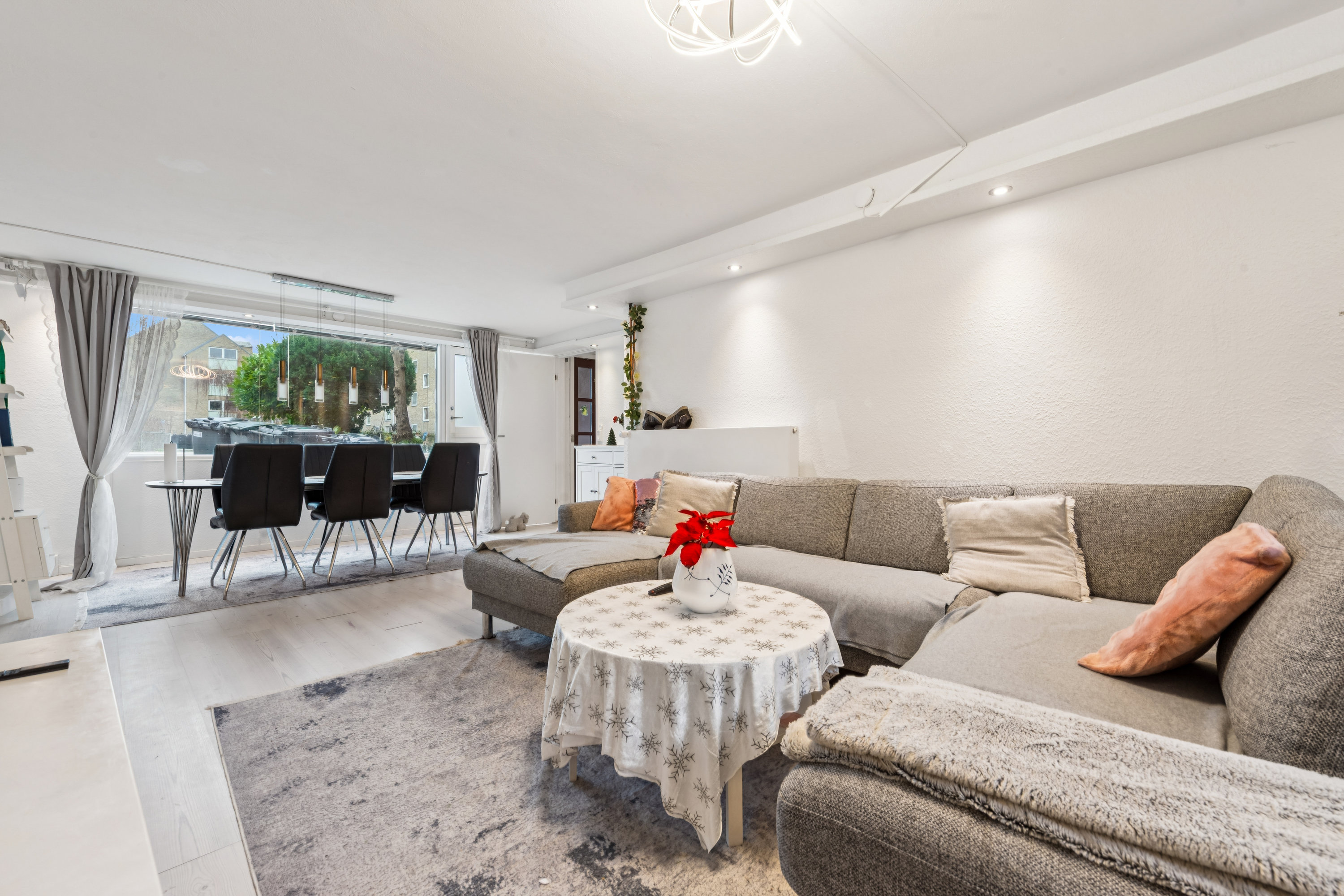 Fremhævet stue billede i fuldskærmstilstand. Billede af Ålekistevej 17, 2720 Vanløse