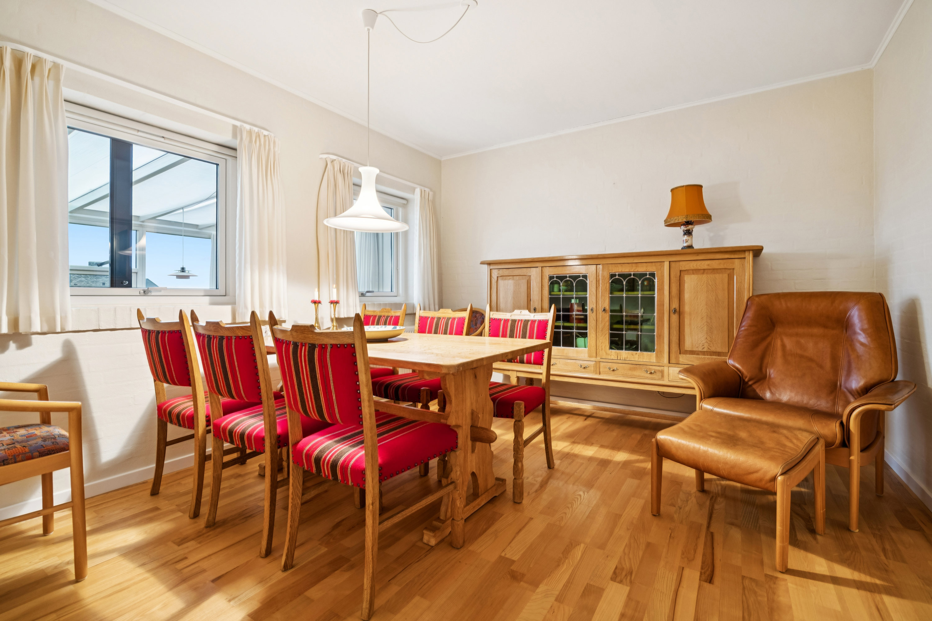 Fremhævet stue billede i fuldskærmstilstand. Billede af Østermarken 273, 9320 Hjallerup