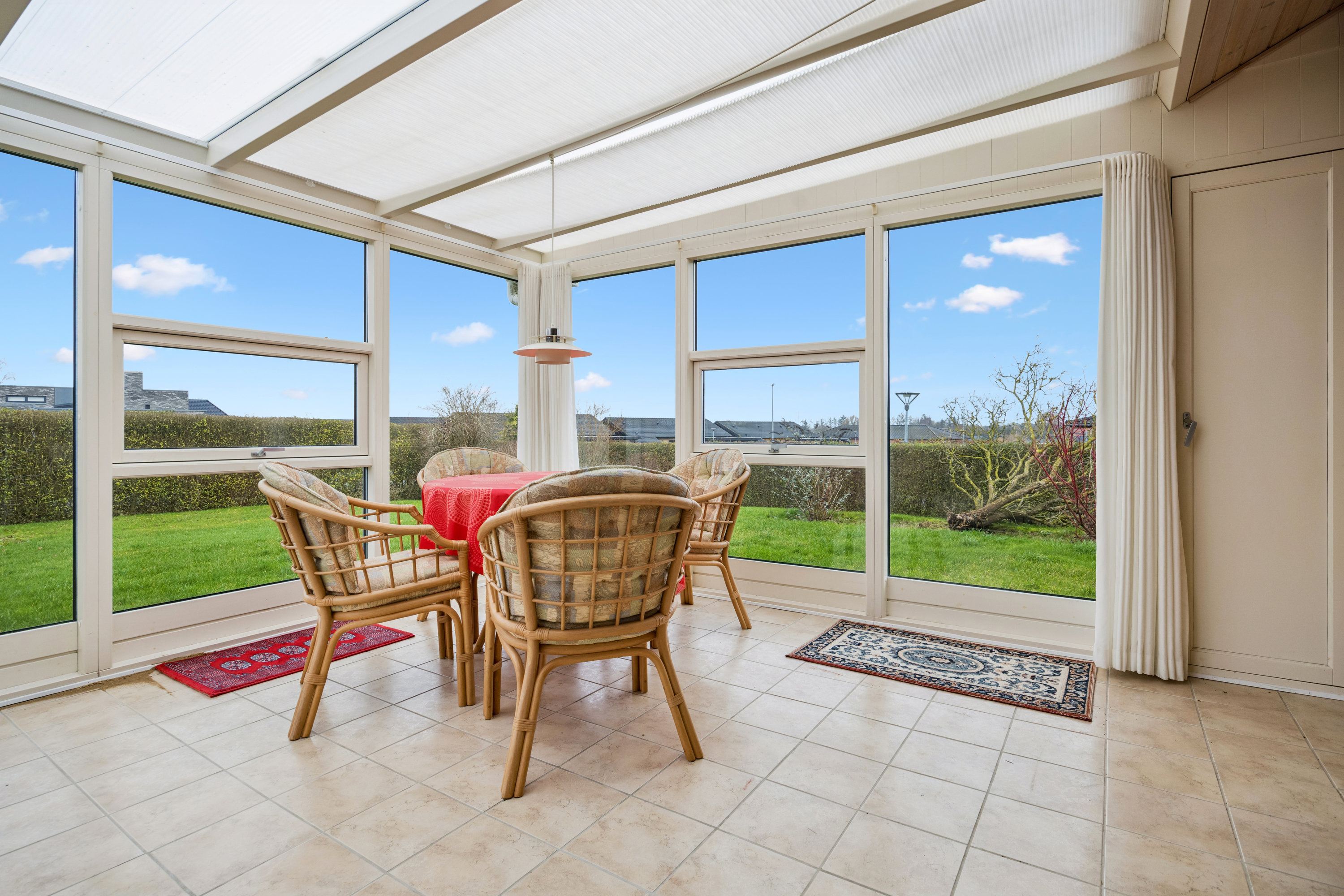 Fremhævet udestue billede i fuldskærmstilstand. Billede af Østermarken 273, 9320 Hjallerup