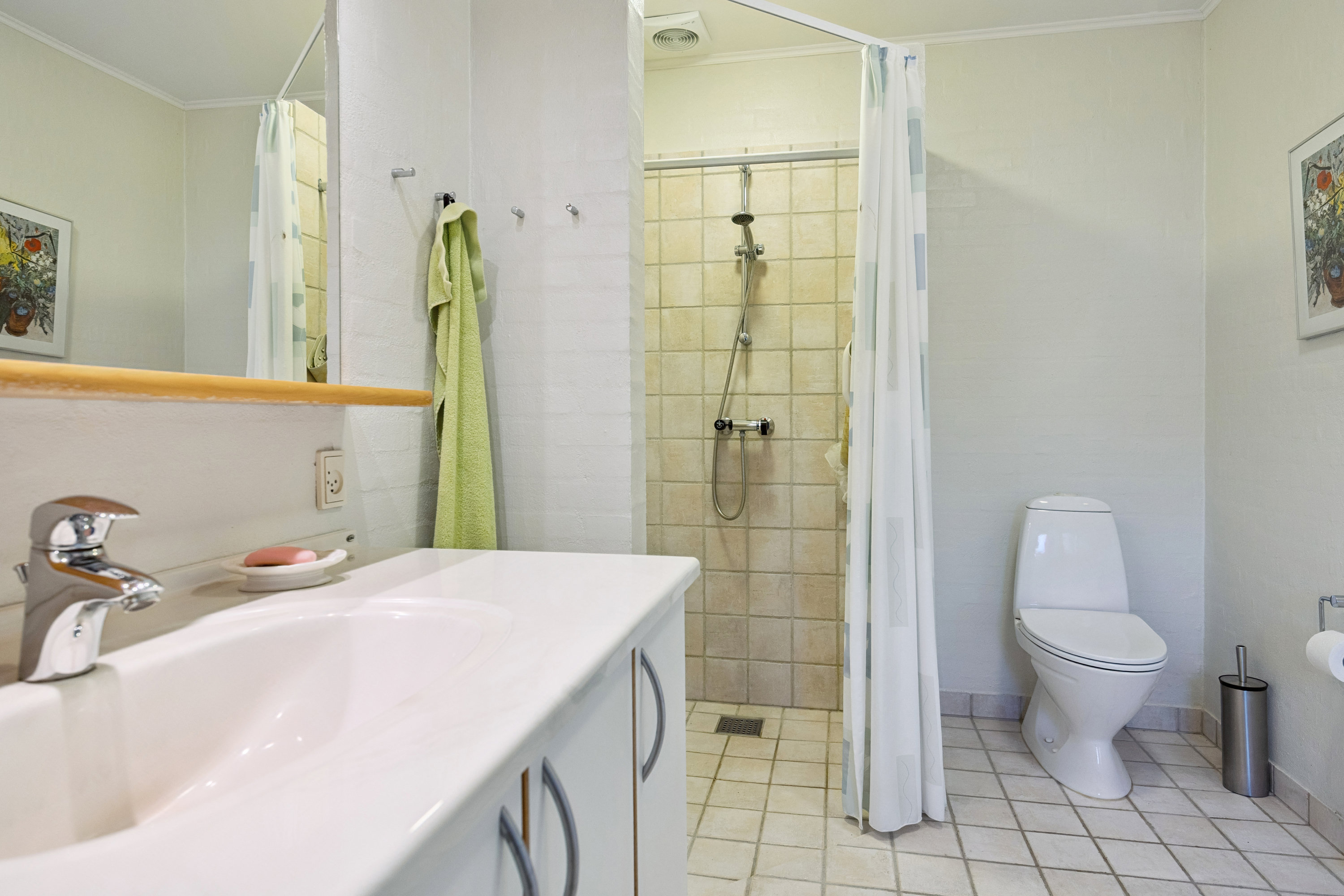 Fremhævet badeværelse billede i fuldskærmstilstand. Billede af Østermarken 273, 9320 Hjallerup