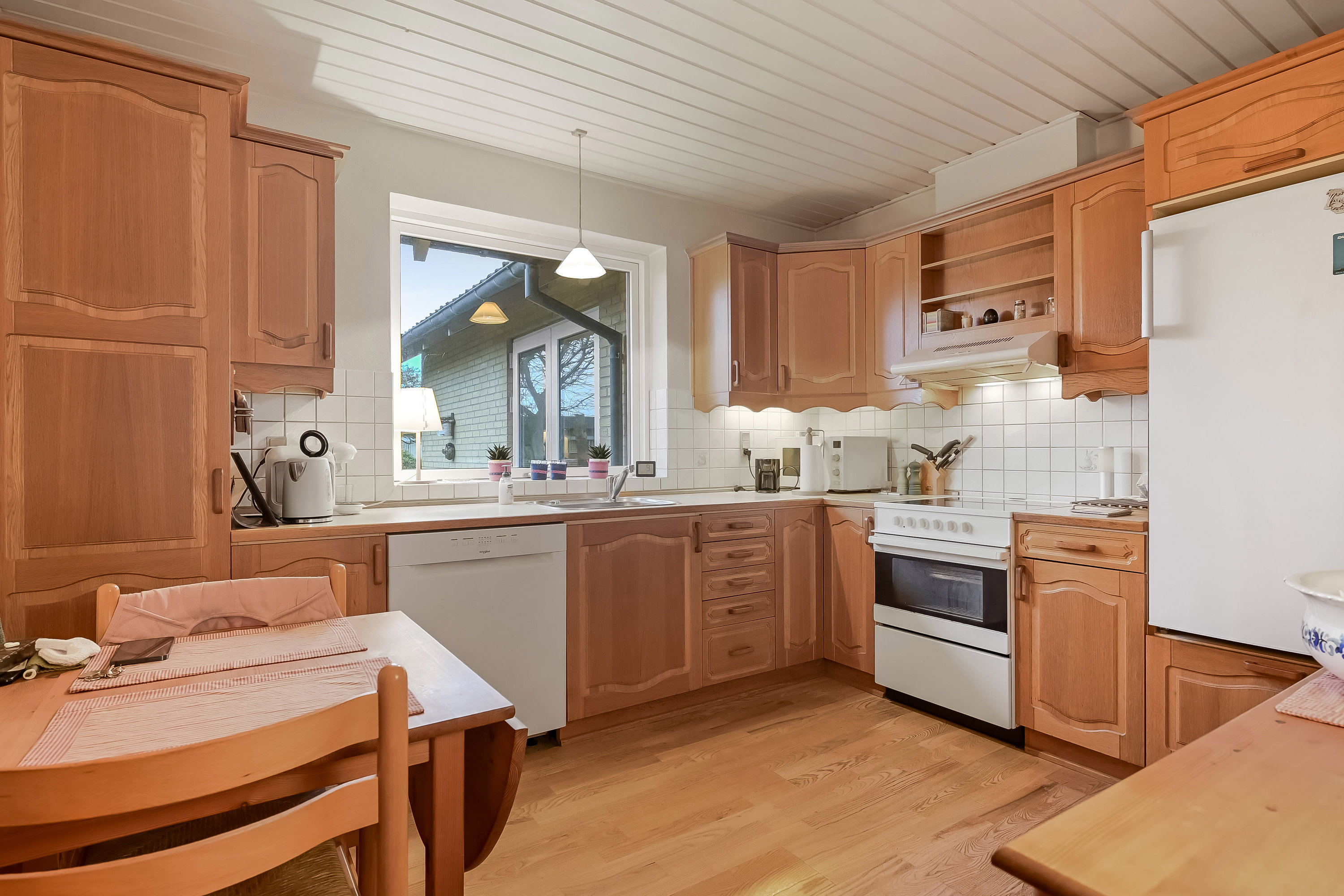 Fremhævet køkken billede i fuldskærmstilstand. Billede af Lindevænget 5, 7560 Hjerm