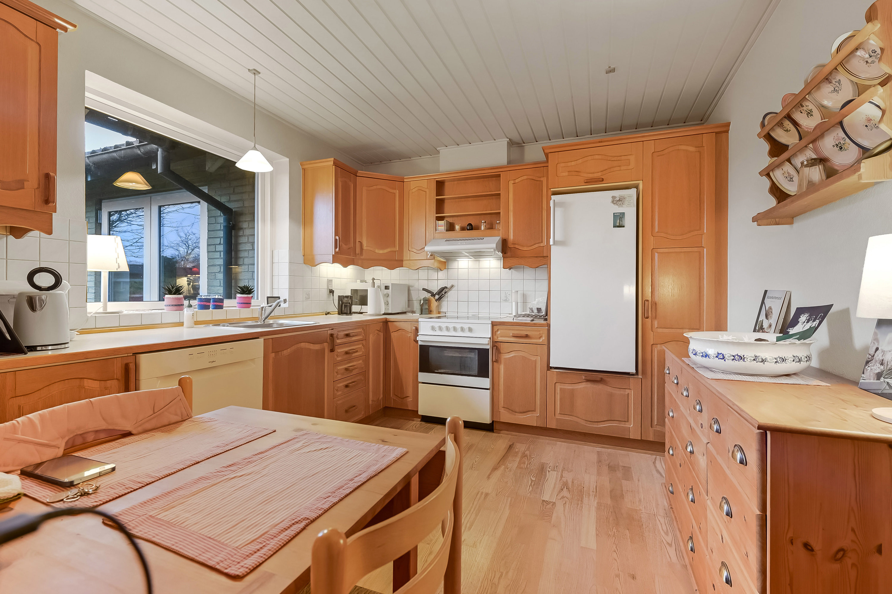 Fremhævet køkken billede i fuldskærmstilstand. Billede af Lindevænget 5, 7560 Hjerm