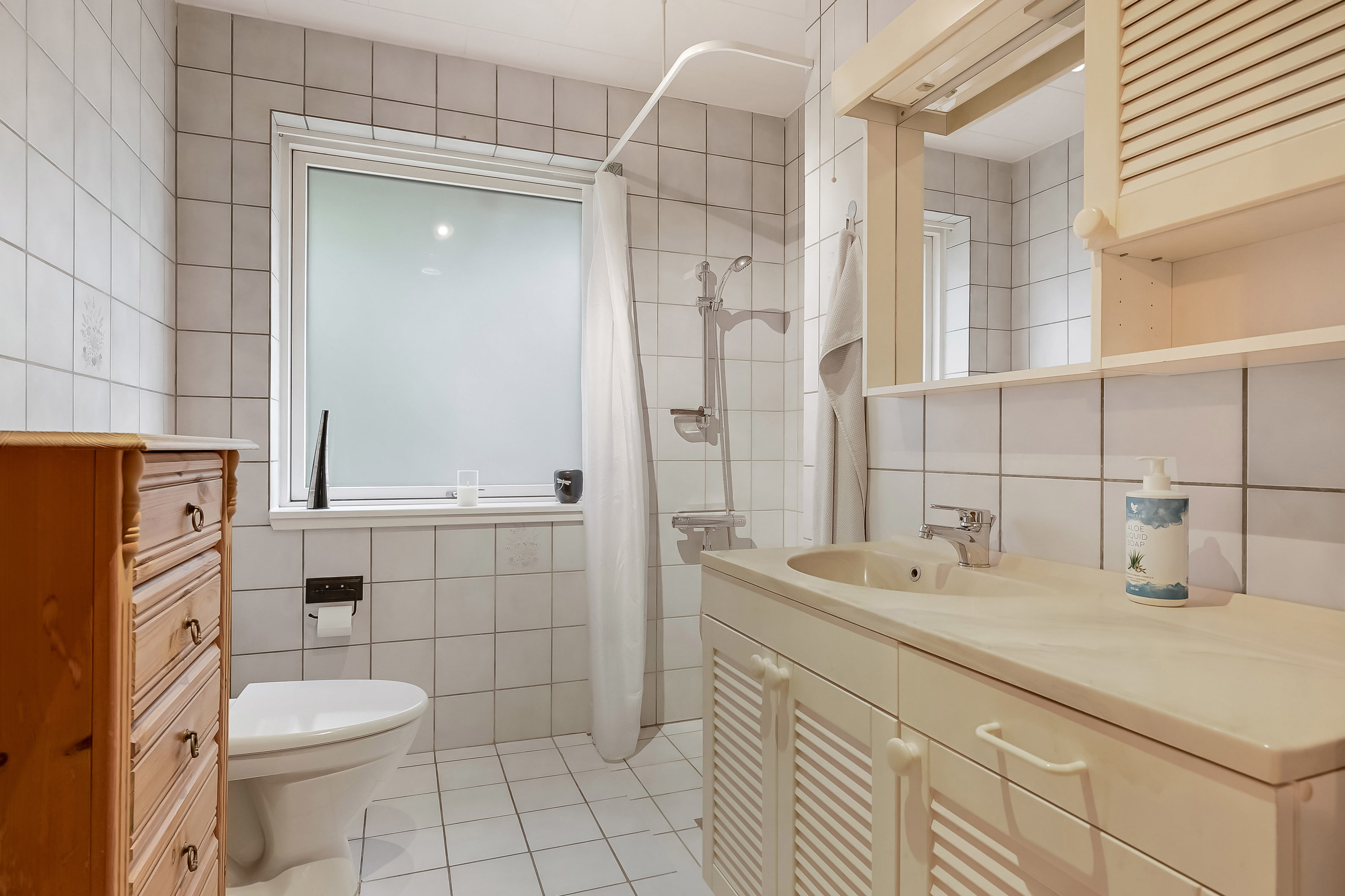 Fremhævet badeværelse billede i fuldskærmstilstand. Billede af Lindevænget 5, 7560 Hjerm