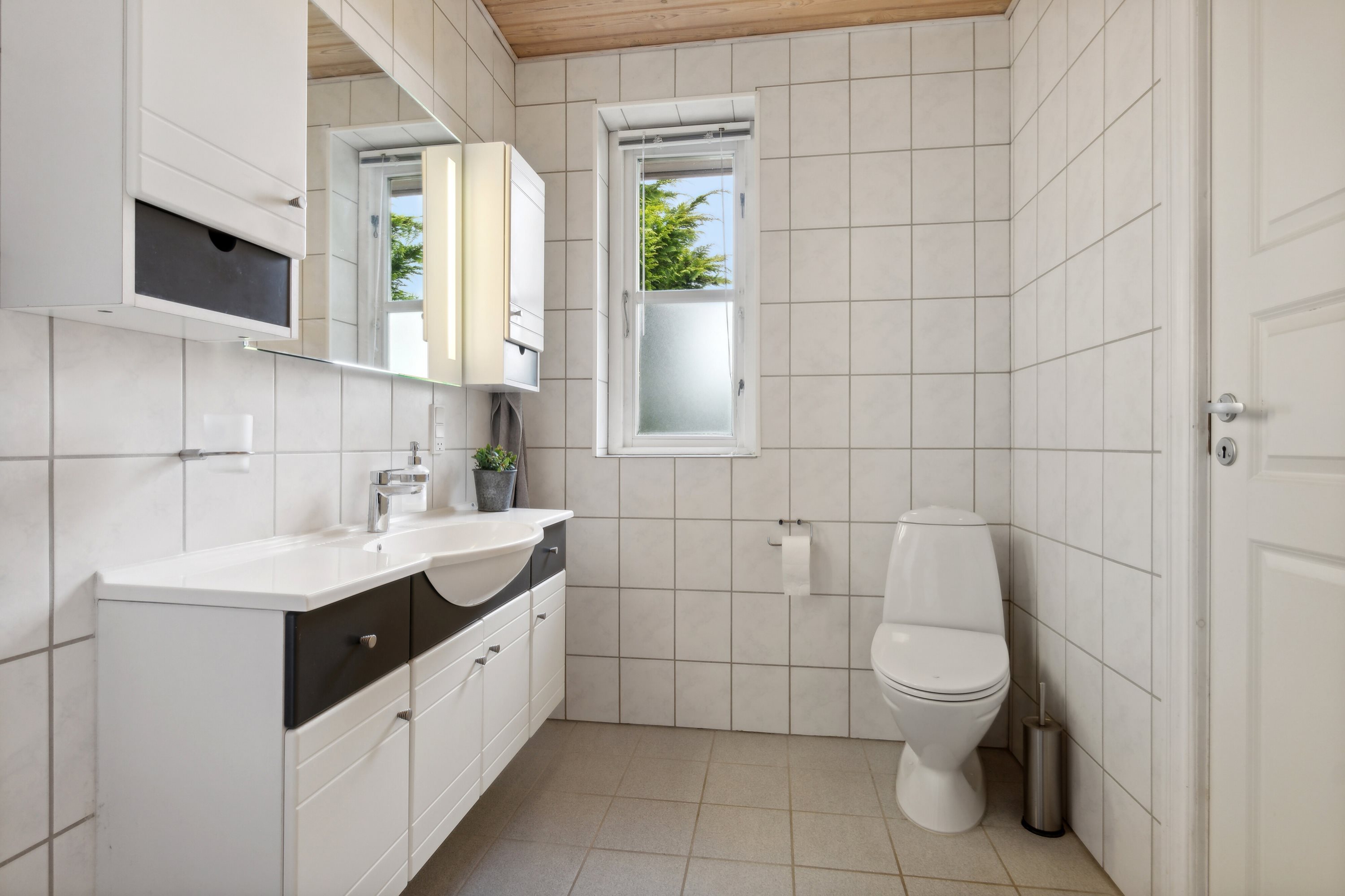 Fremhævet badeværelse billede i fuldskærmstilstand. Billede af Hedelyngen 27, 4573 Højby