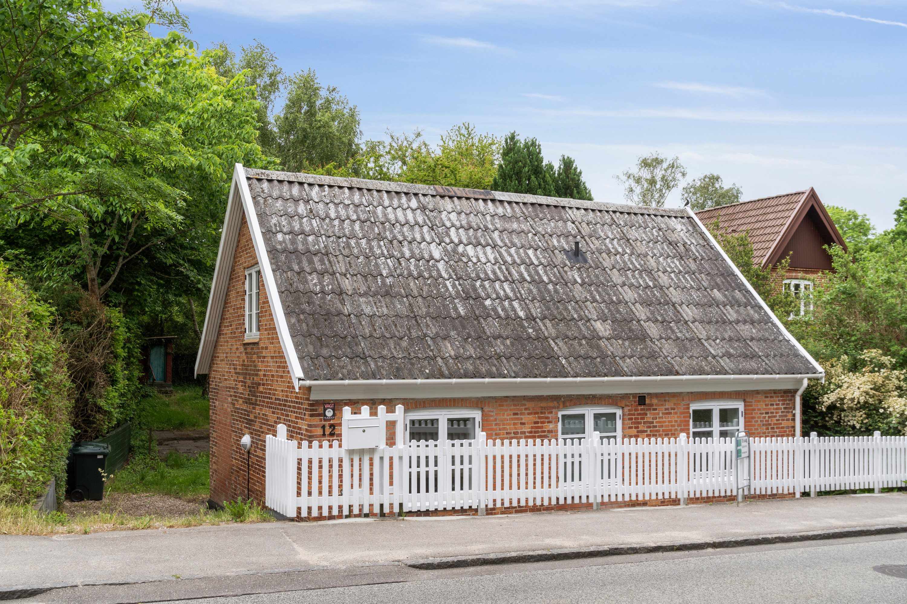 Miniaturebillede 1: set fra vejen. Billede af Isefjordsvej 12, 4500 Nykøbing Sj