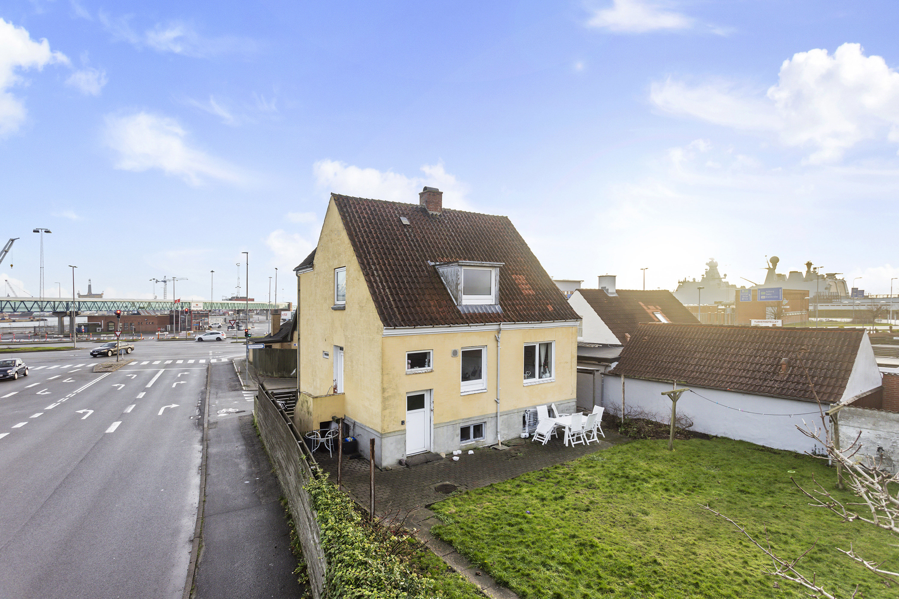 Fremhævet facade billede i fuldskærmstilstand. Billede af Bovinsgade 2, 9900 Frederikshavn