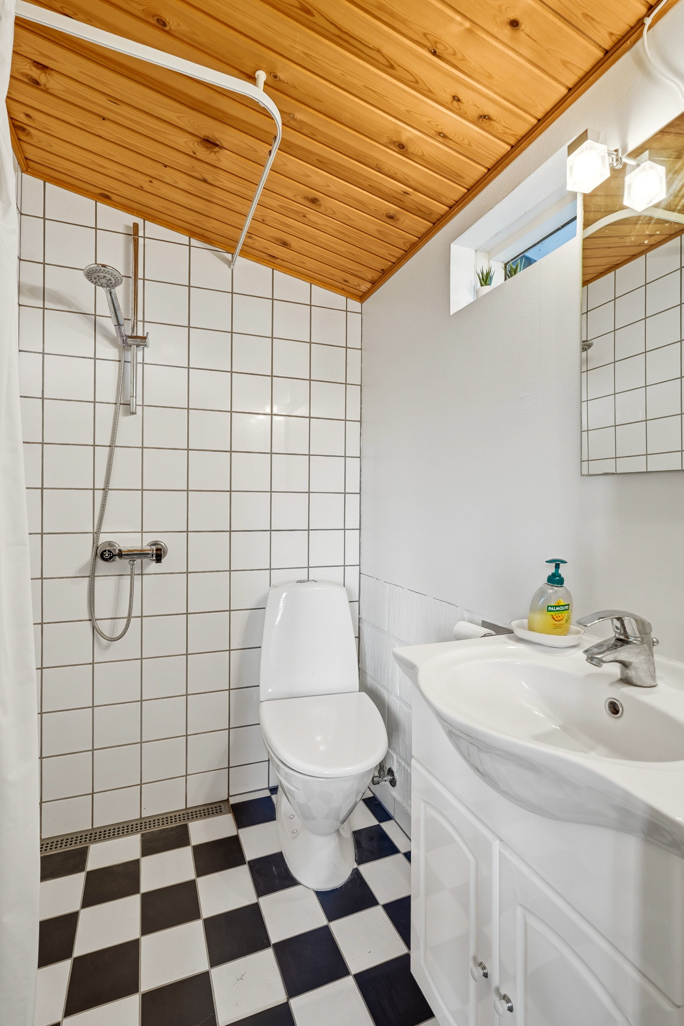 Fremhævet badeværelse billede i fuldskærmstilstand. Billede af Hjortshøjvej 4, Hasmark Strand, 5450 Otterup