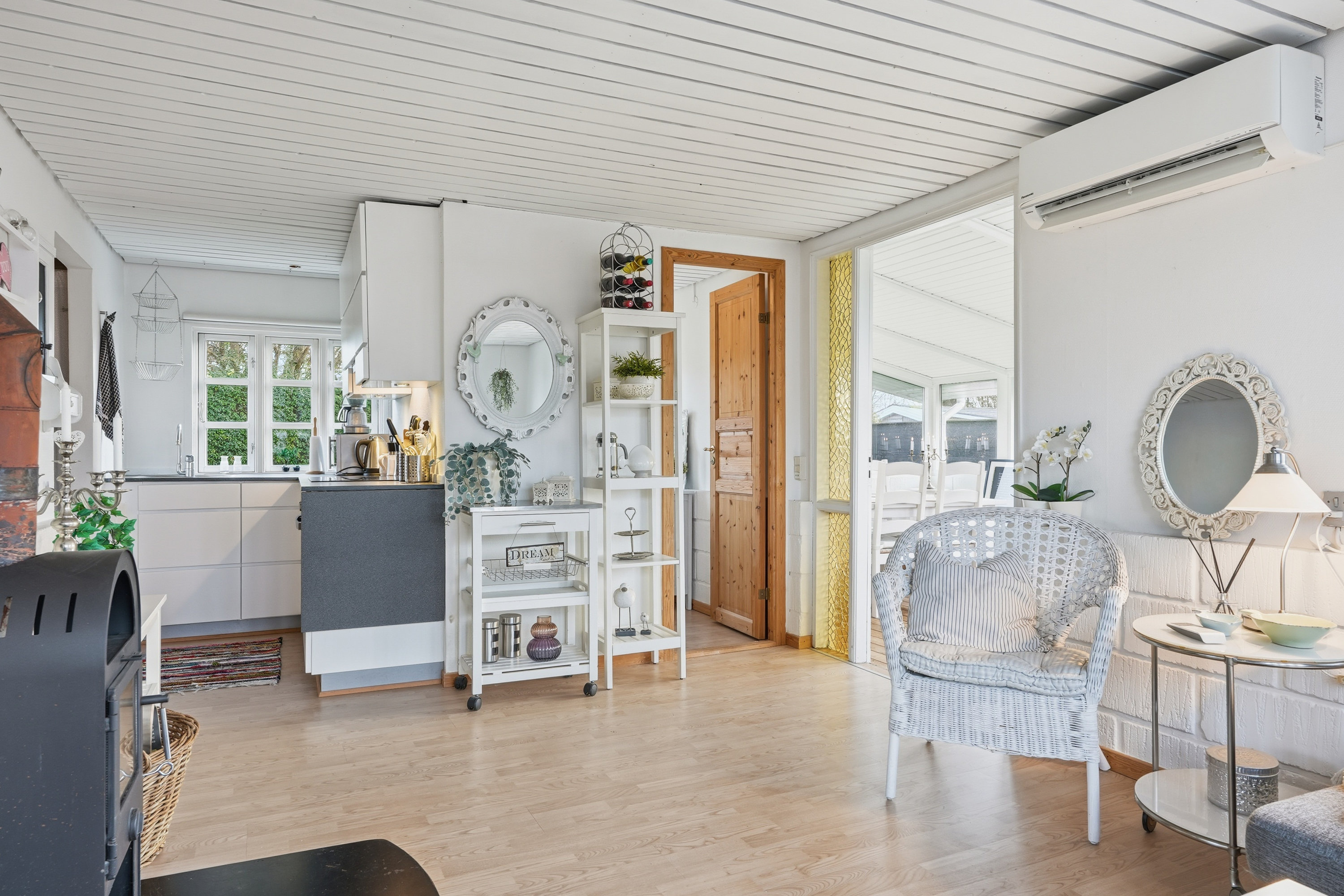 Fremhævet stue billede i fuldskærmstilstand. Billede af Hjortshøjvej 4, Hasmark Strand, 5450 Otterup