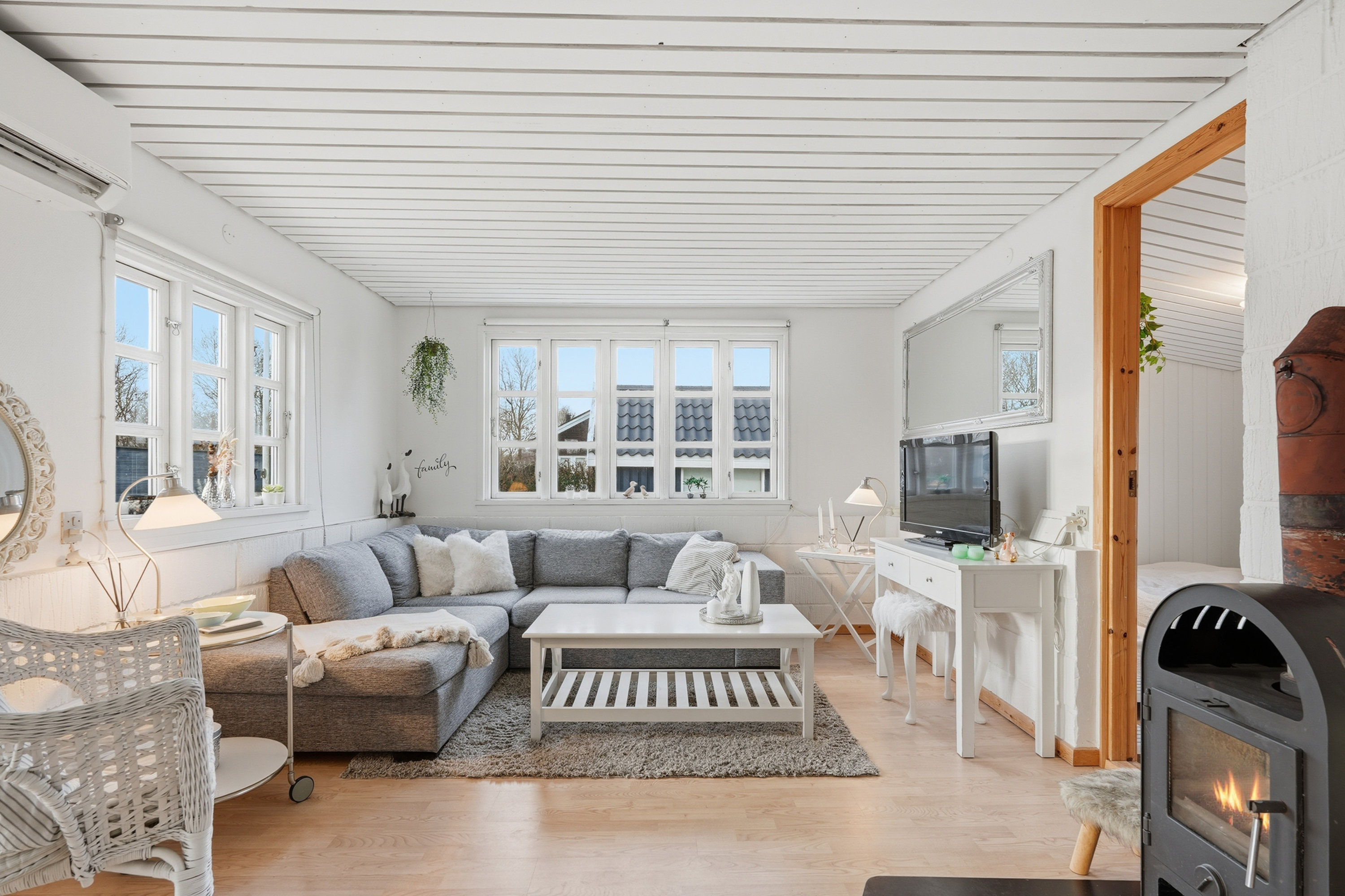 Fremhævet stue billede i fuldskærmstilstand. Billede af Hjortshøjvej 4, Hasmark Strand, 5450 Otterup